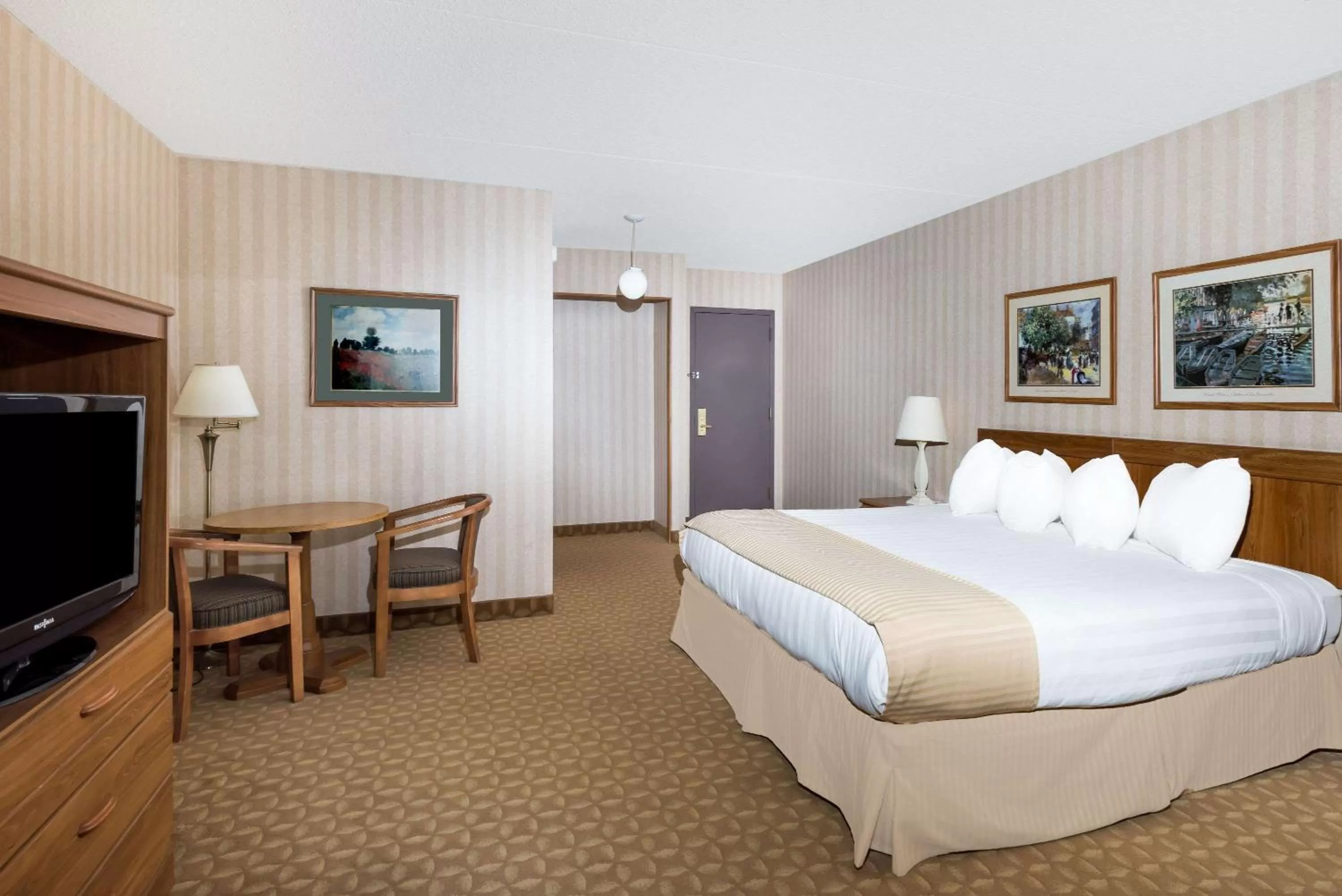 Photo of the whole room, Bed in Ramada by Wyndham Watertown Thousand
