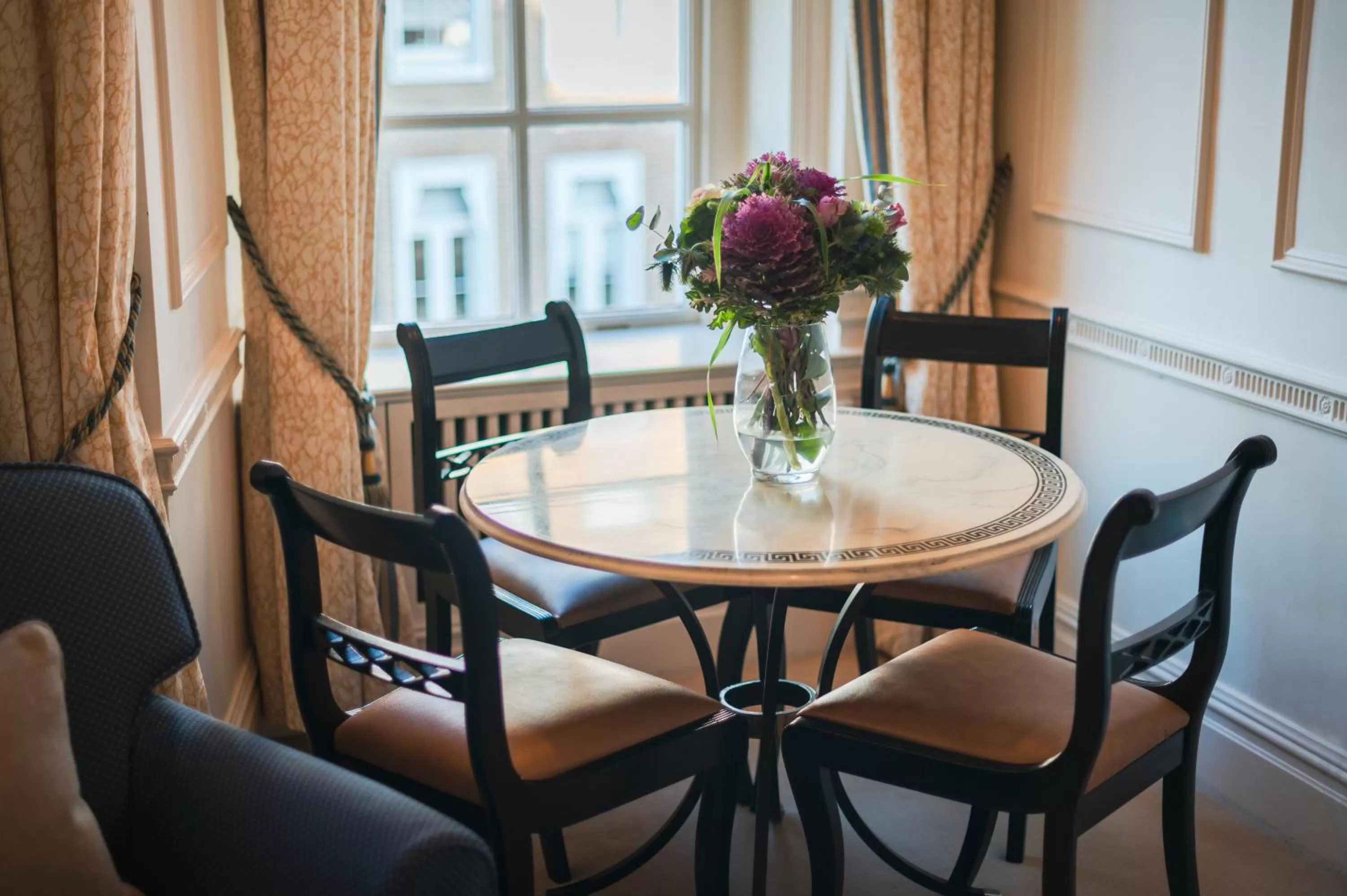 Dining area in 44 Curzon Street by Mansley