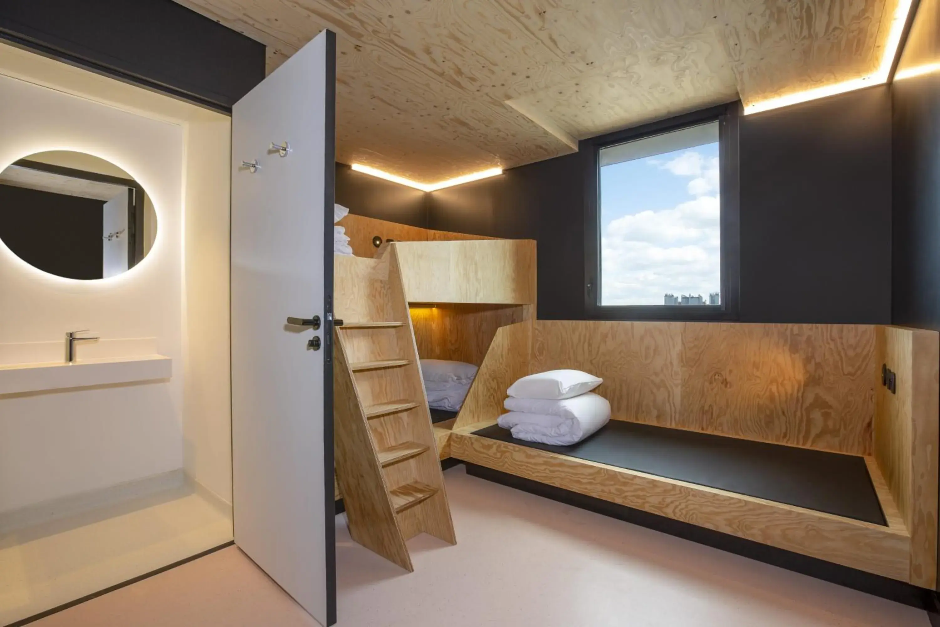 Private Bedroom for 3 people with a bathroom in JO&JOE Paris Gentilly - Auberge de Jeunesse Private Bedroom for 3 people with a bathroom in JO&JOE Paris Gentilly - Auberge de Jeunesse