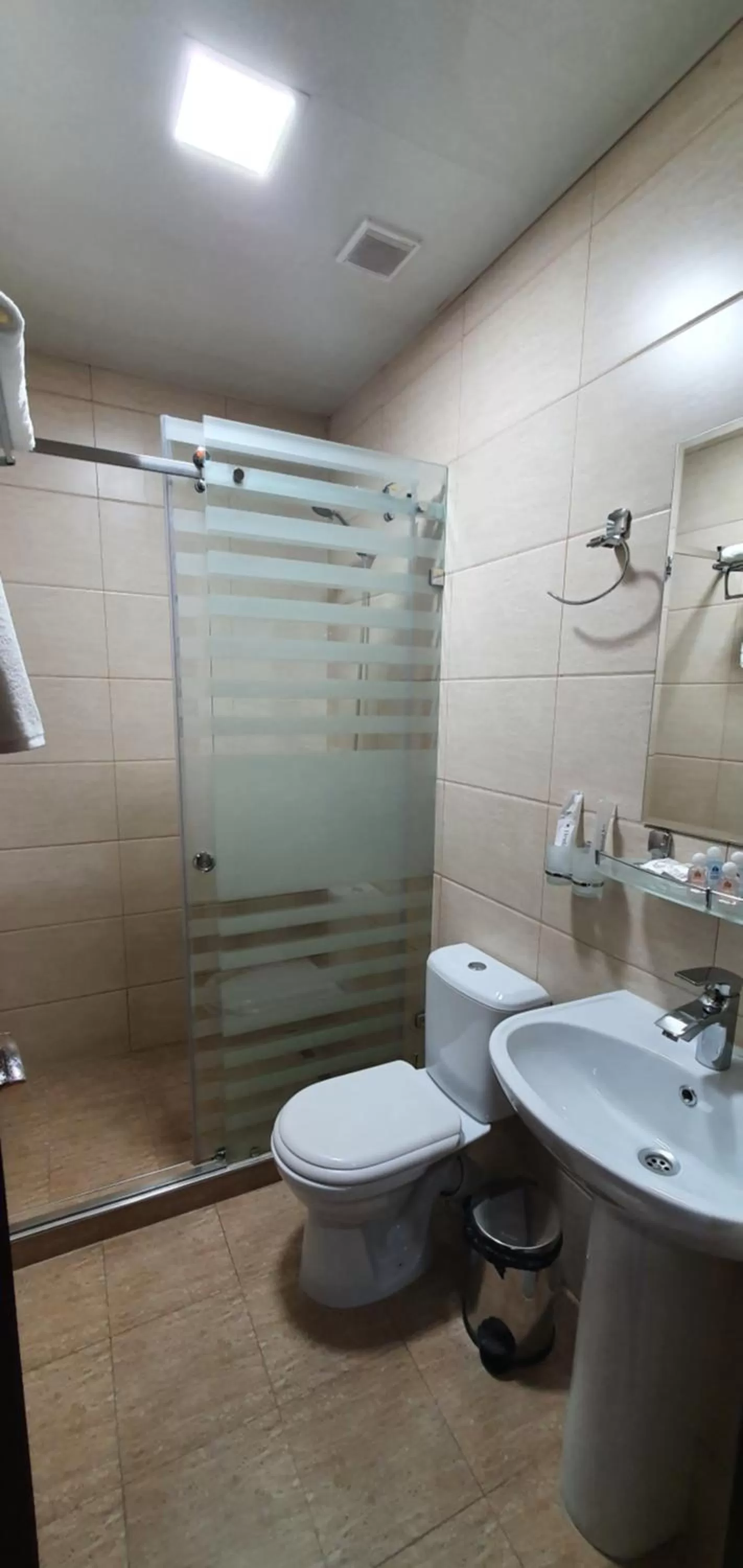 Shower, Bathroom in Comfort Hotel