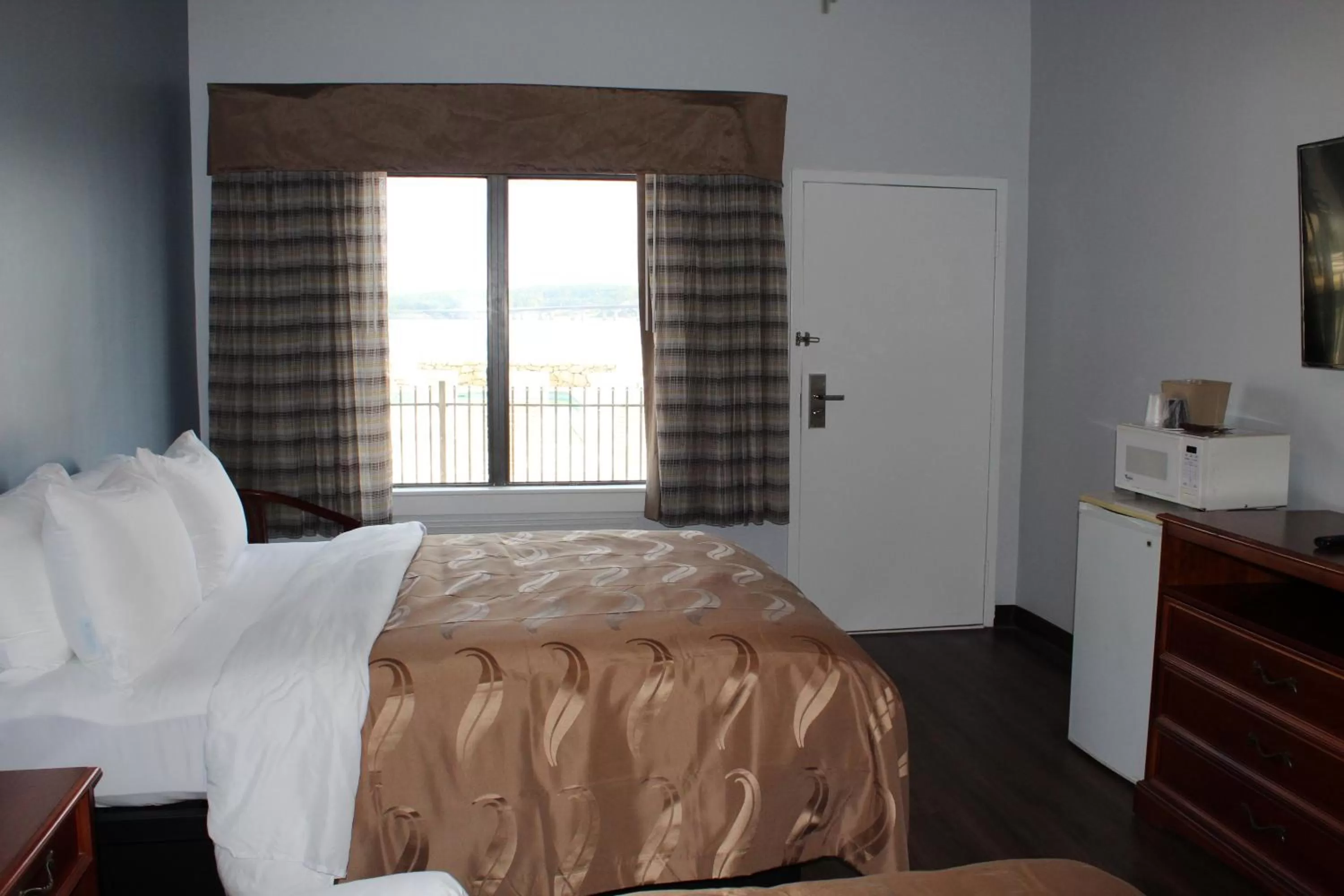 Bed in Quality Inn - On The Lake Clarksville-Boydton