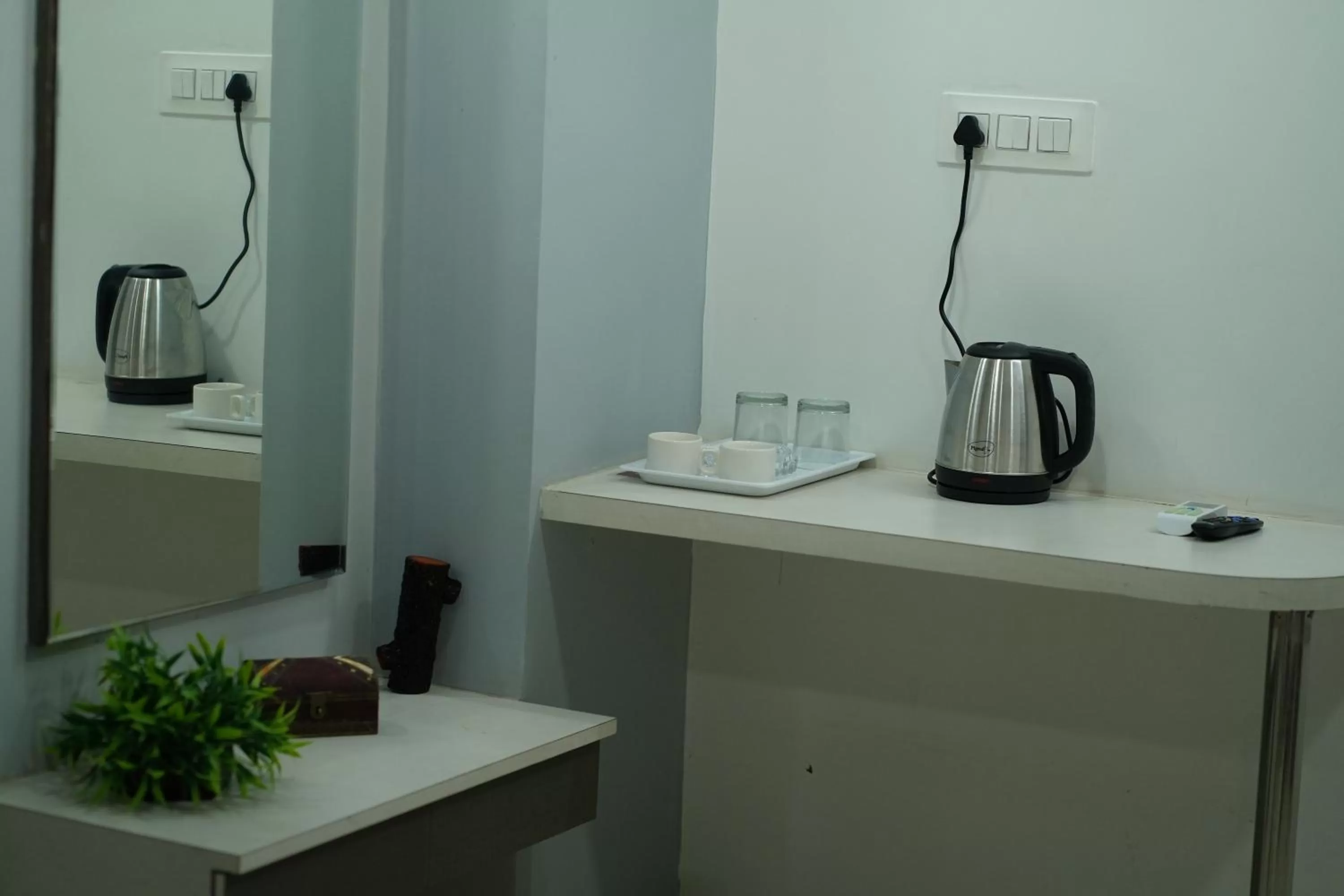 Coffee/tea facilities in Hotel Silver Cloud