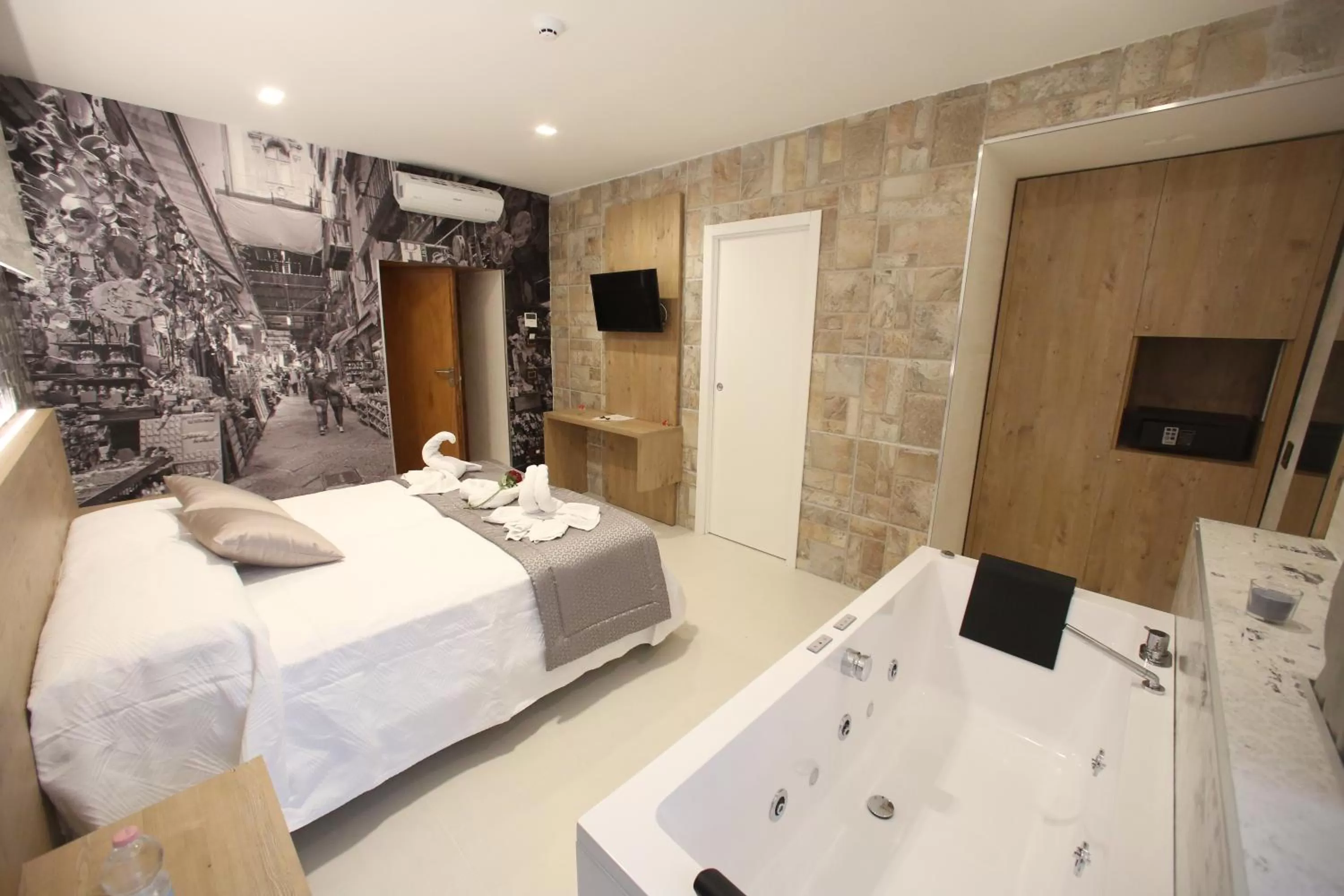 Bed in Relais Piazza Del Plebiscito B&B