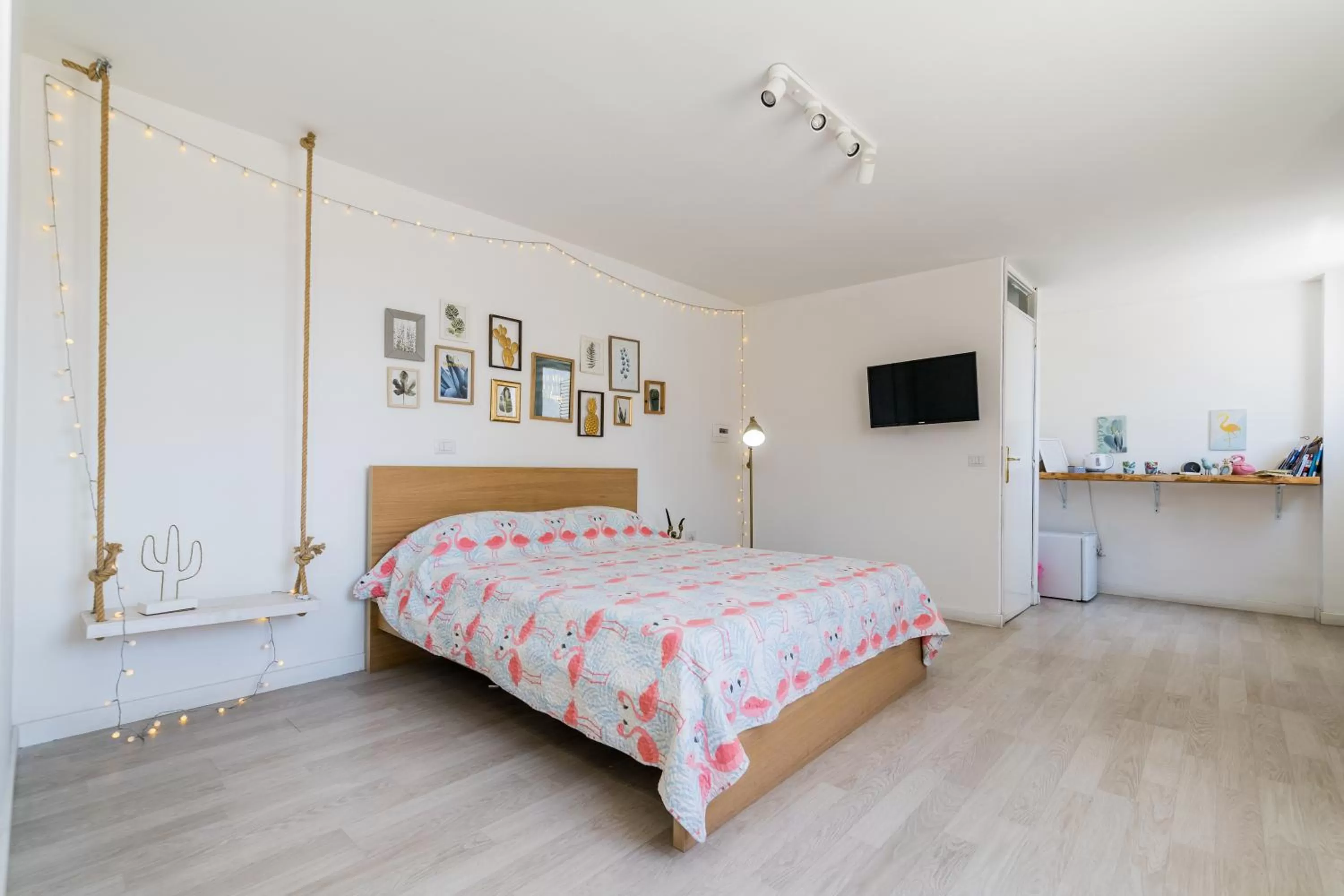 Photo of the whole room, Bed in Flamingo B&B