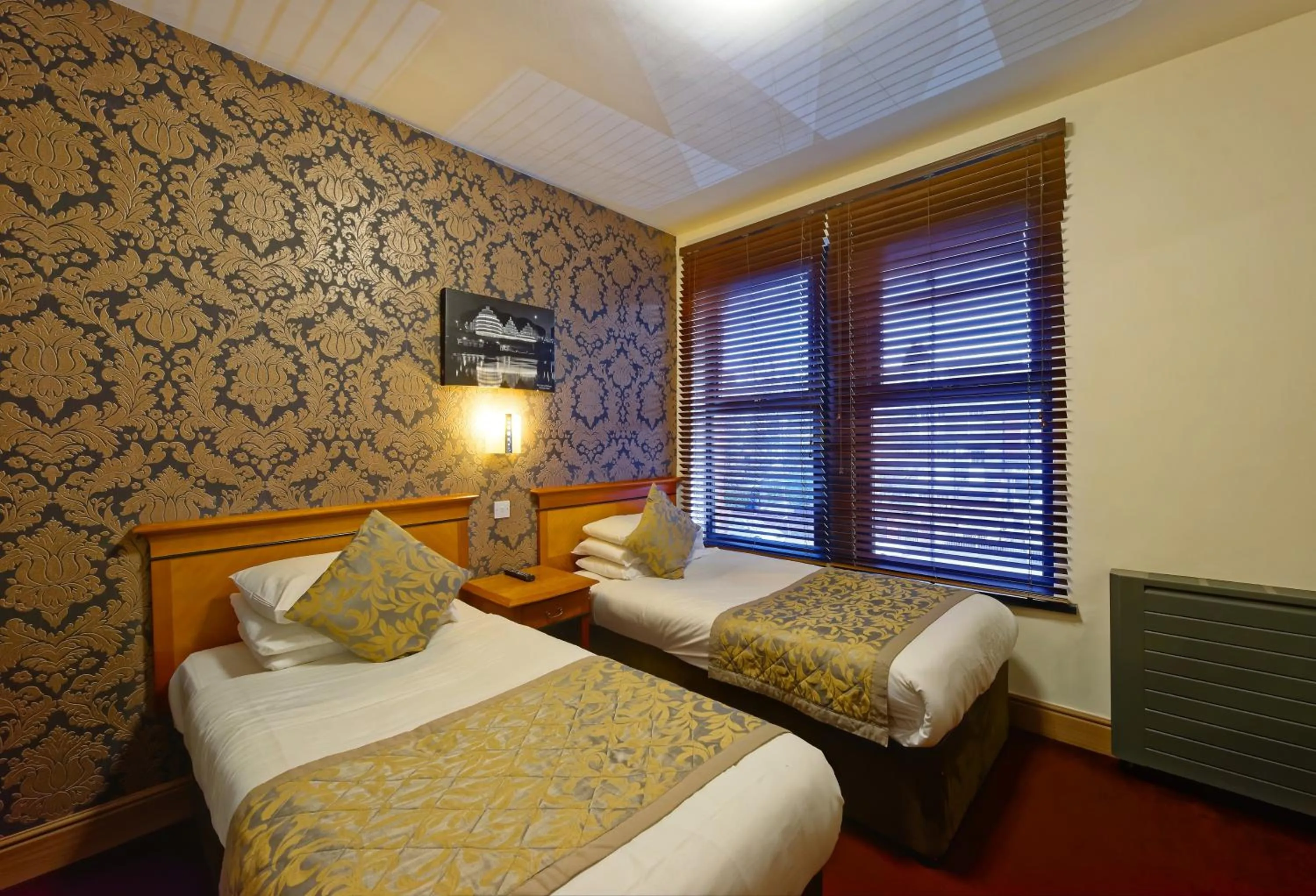 Photo of the whole room, Bed in Grainger Hotel