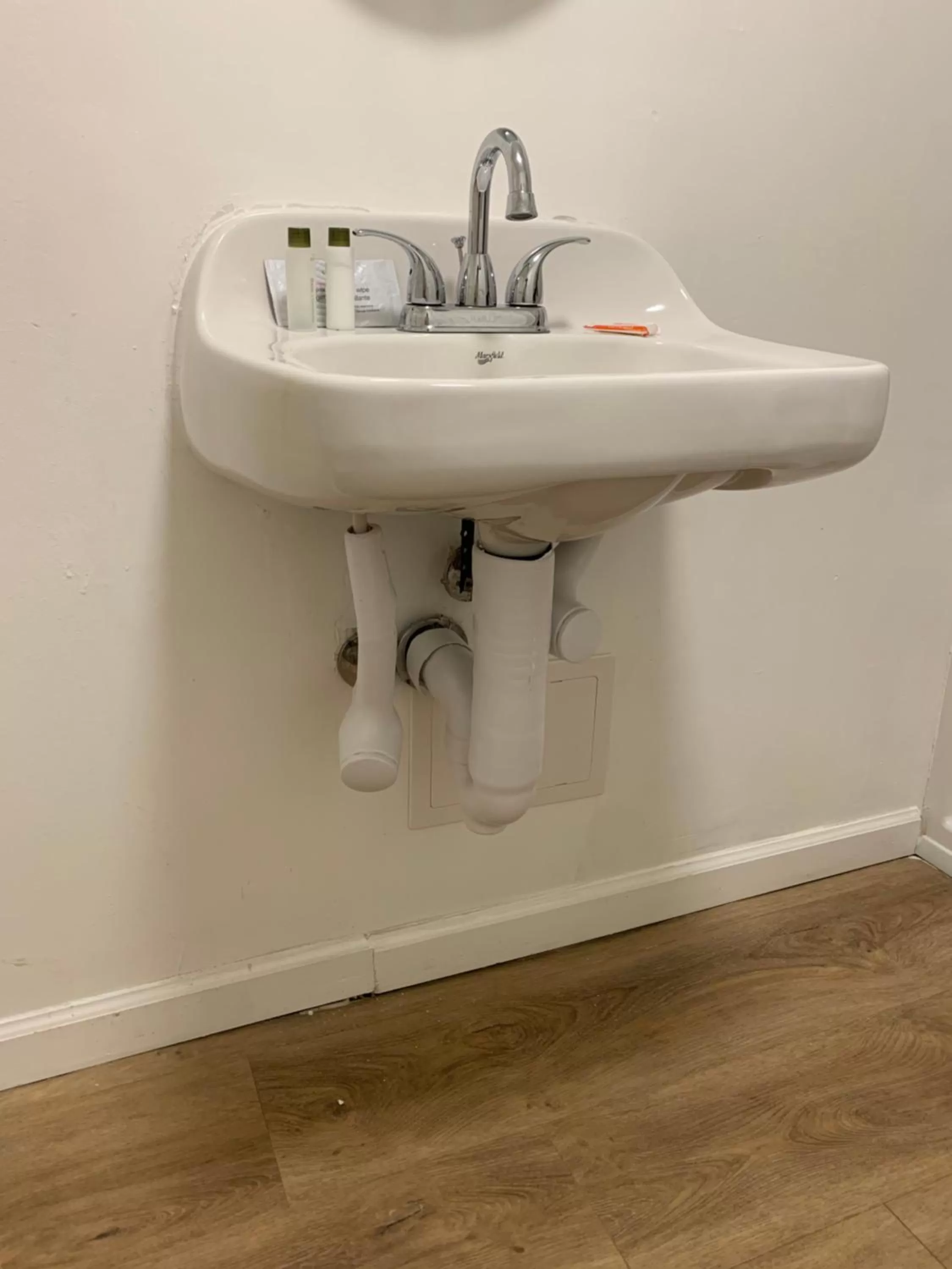 Bathroom in Lake Inn