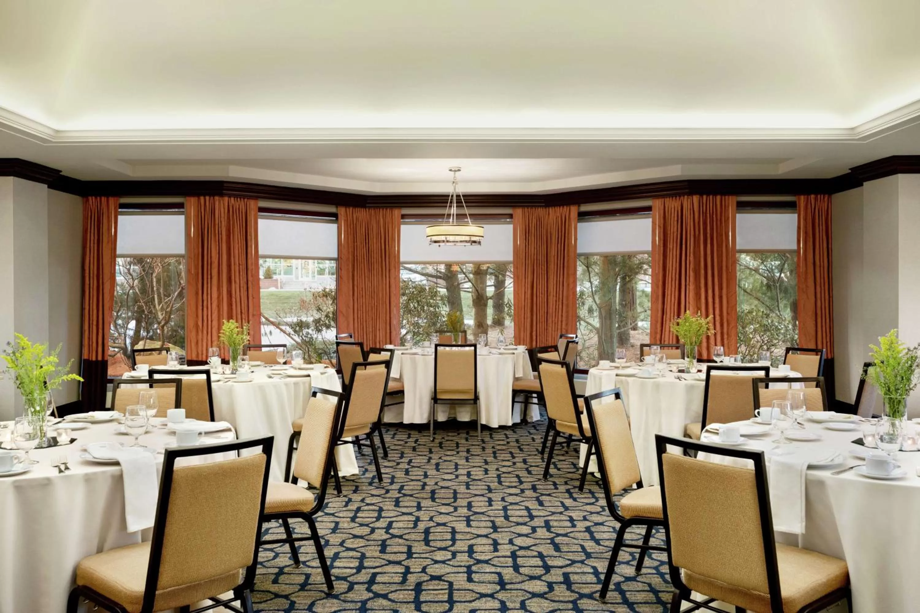 Restaurant/places to eat in Embassy Suites by Hilton Boston Waltham