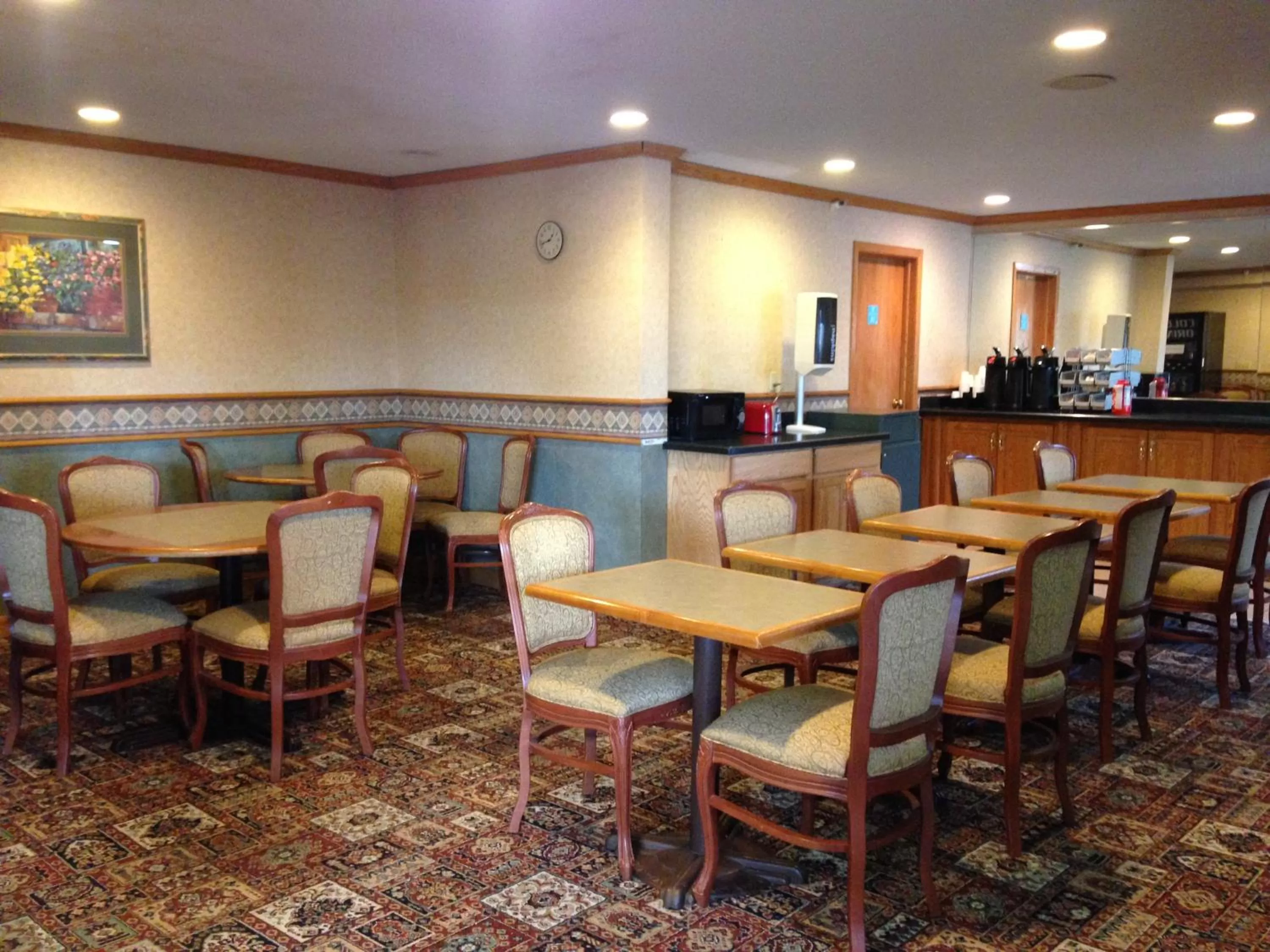 Restaurant/places to eat in Travelodge by Wyndham Brooklyn Center