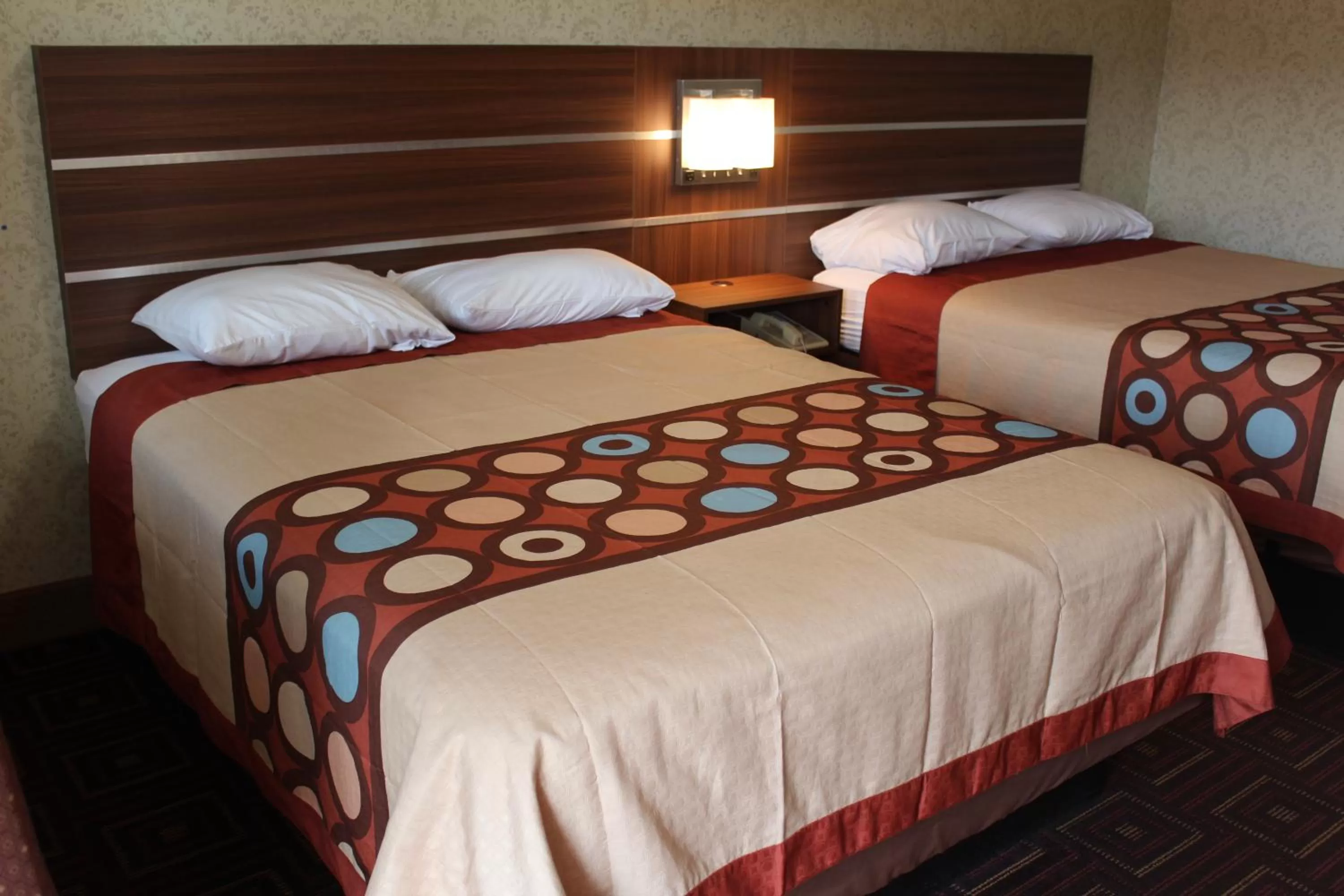 Bedroom, Bed in American Inn