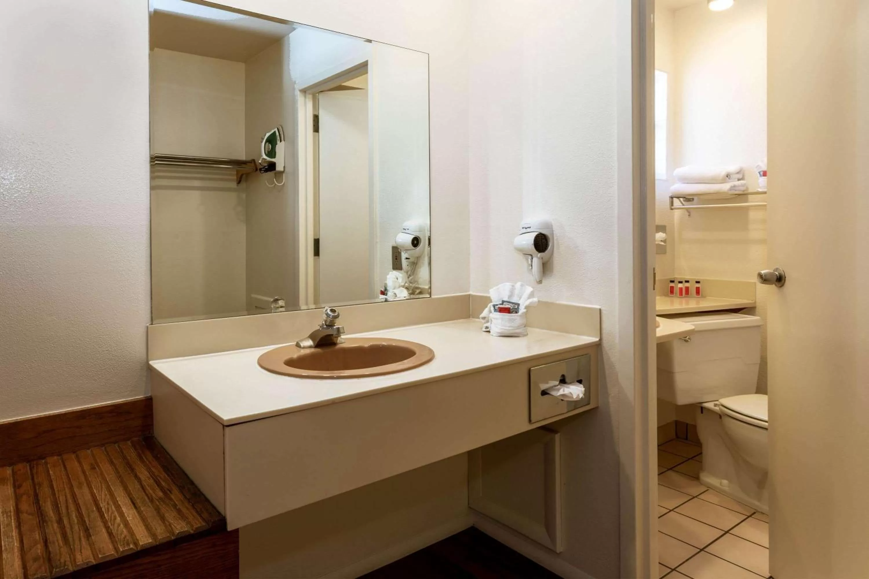 Bathroom in Days Inn by Wyndham Durango