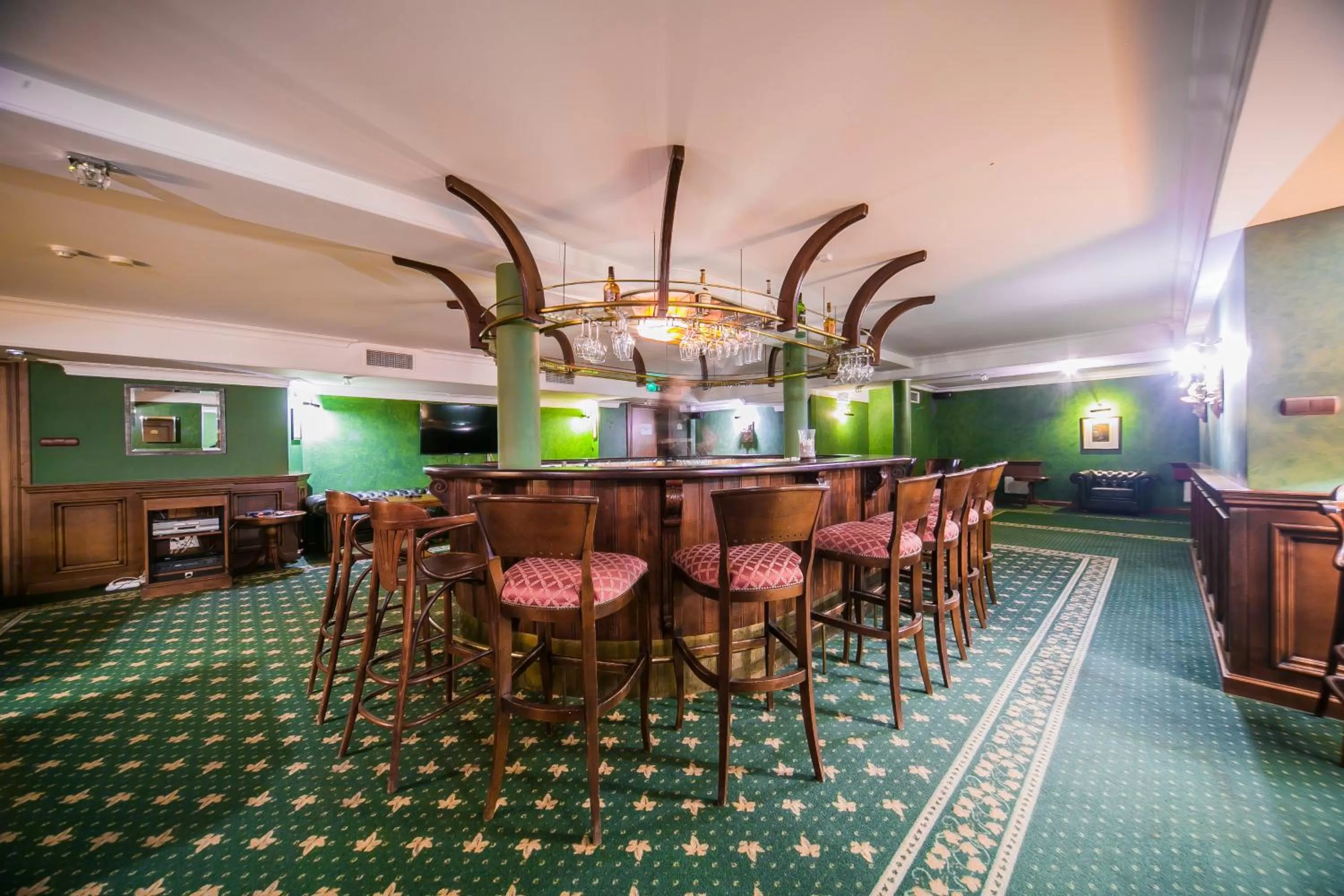 Restaurant/places to eat in Hotel Opera