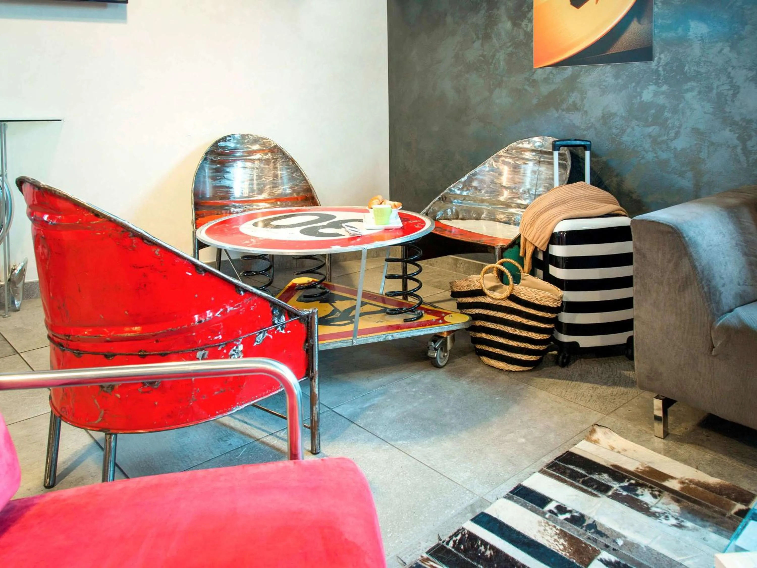 Lounge or bar in ibis Styles Vierzon