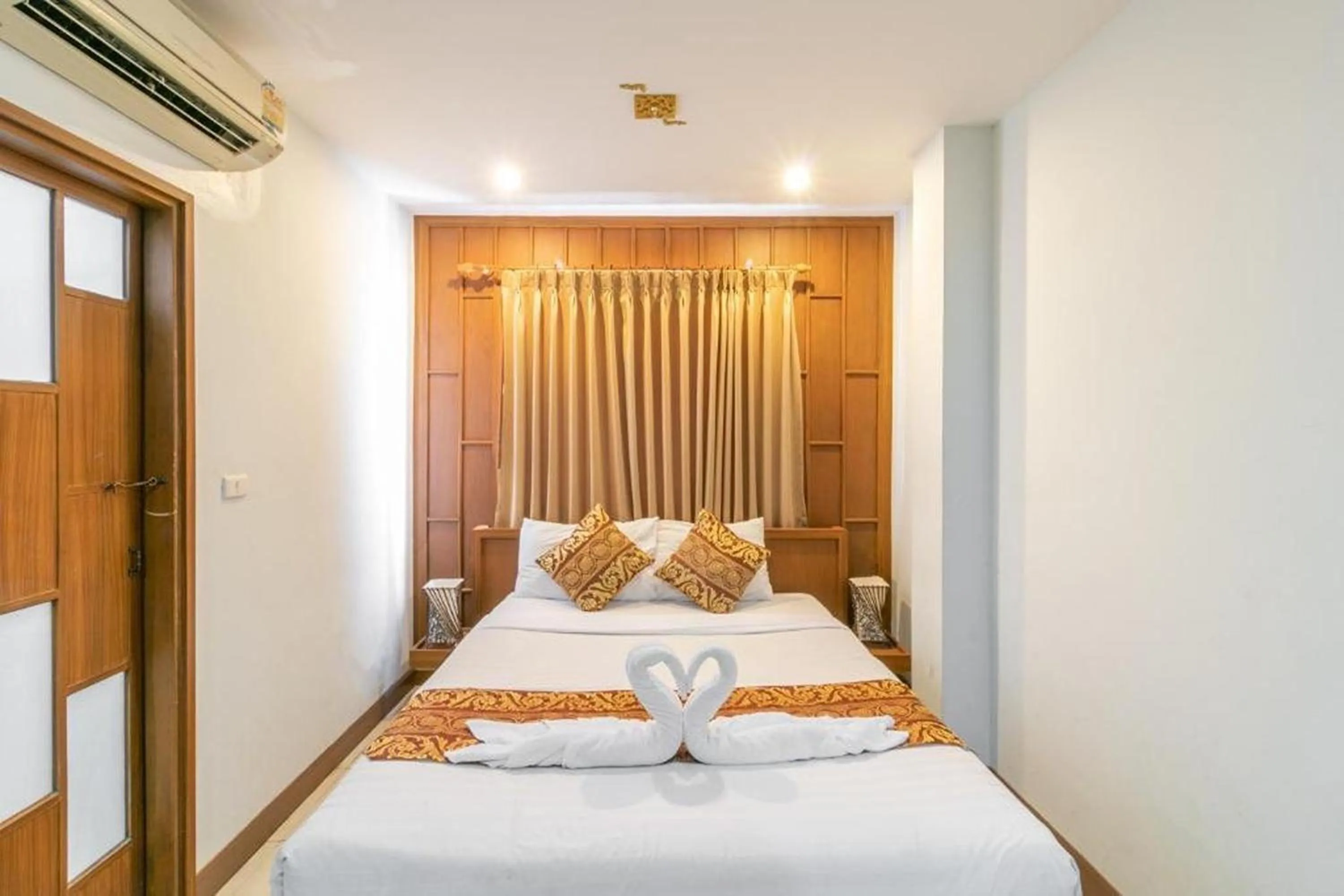 Bedroom, Bed in Lotus Hotel Patong