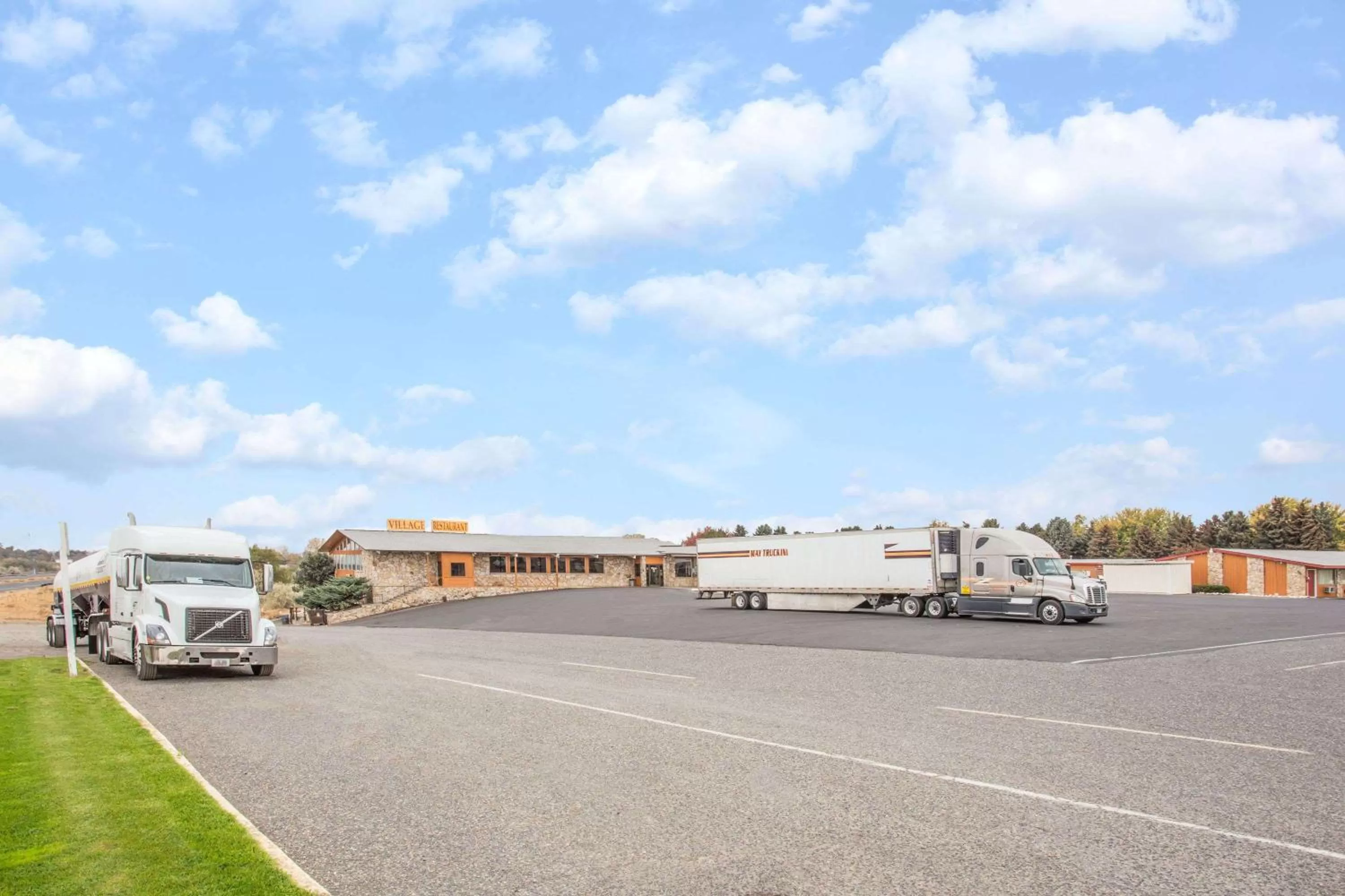 Property building in Knights Inn Boardman