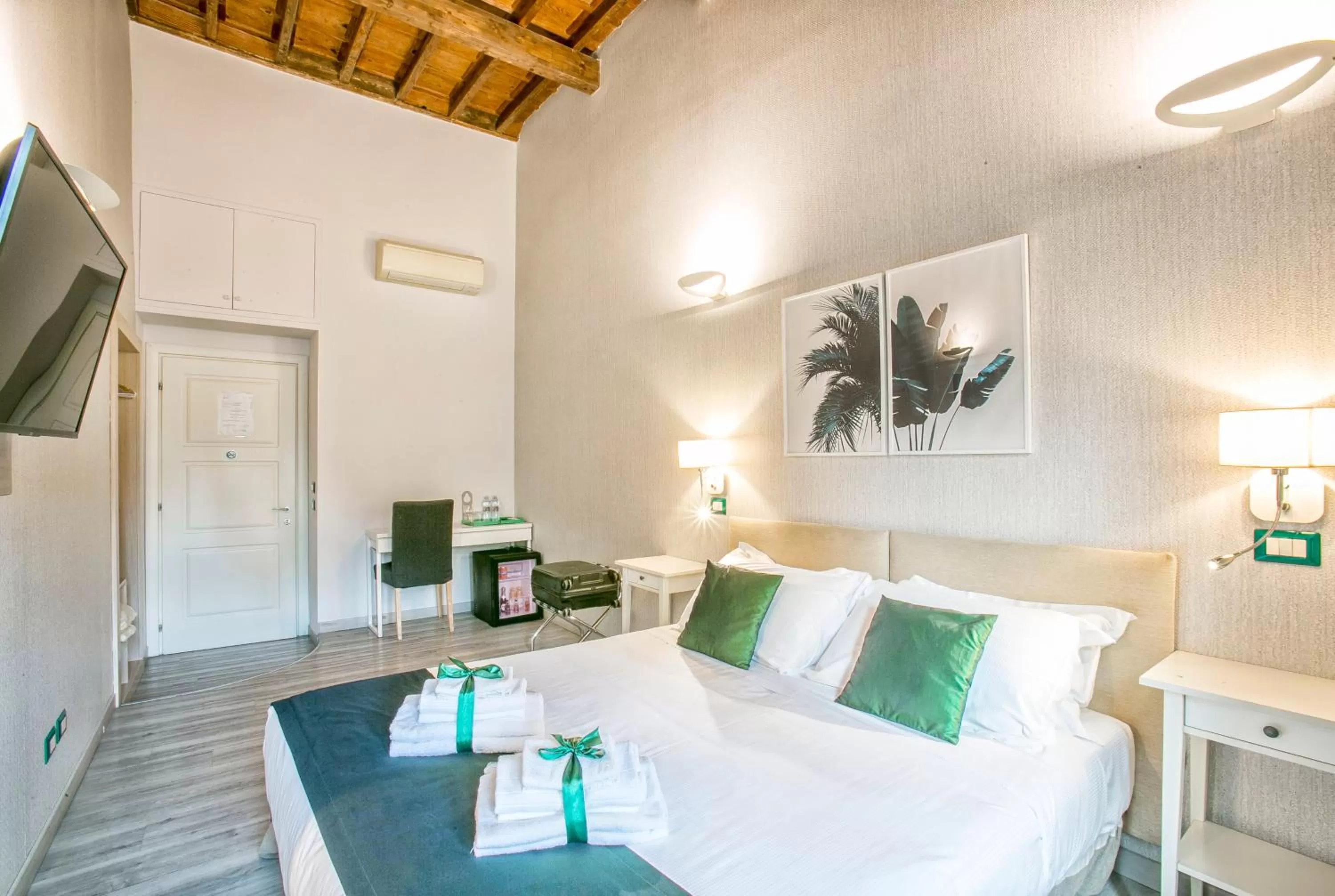 Photo of the whole room, Bed in History Suite