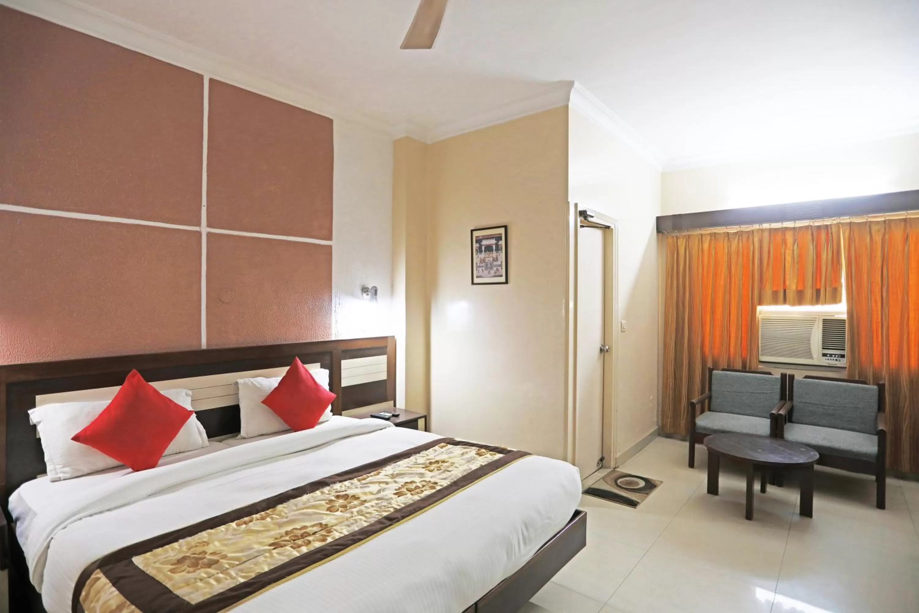 Bed in Tashkent Palace - Walk in from NDLS Station & RK Ashram Metro Station