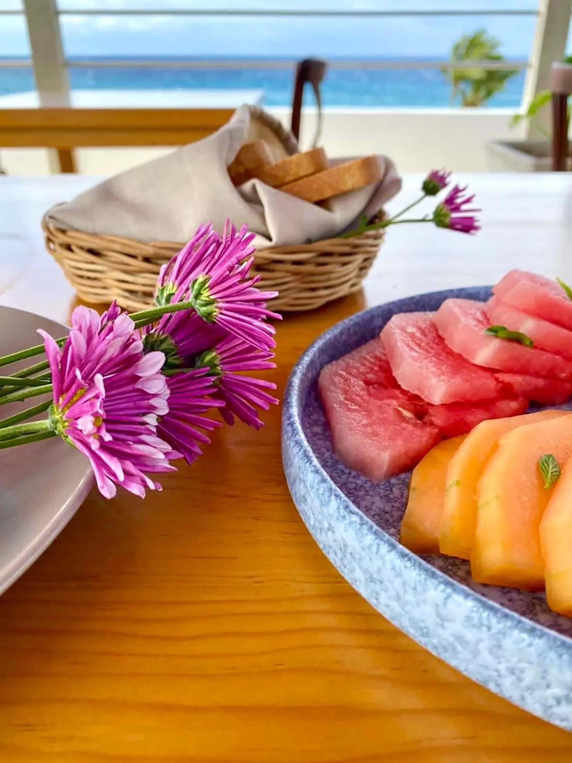 Dining area in Albatros by Bedsfriends