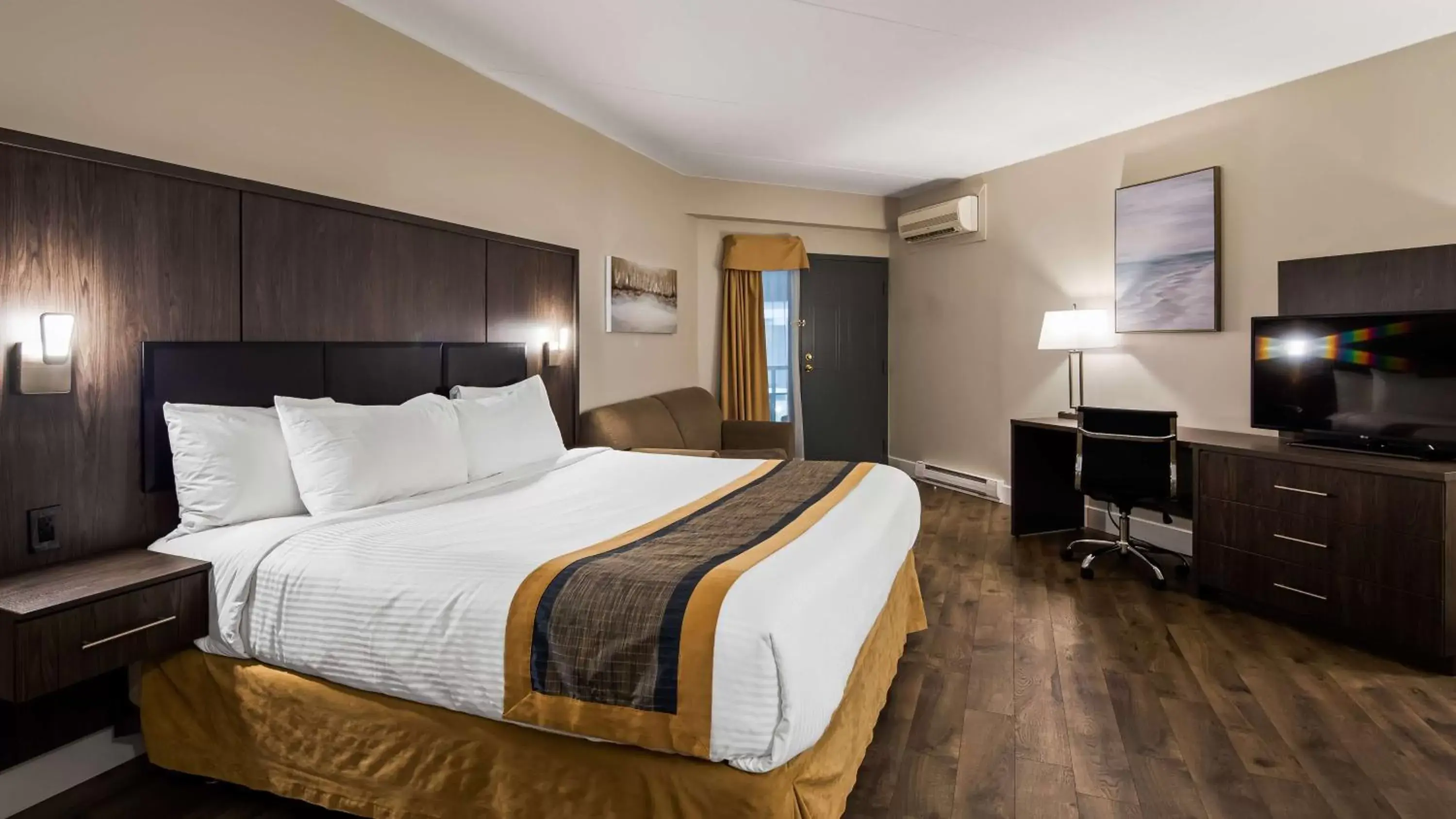 Queen Suite with Balcony - Non-Smoking in Best Western Laval-Montreal & Conference Centre Queen Suite with Balcony - Non-Smoking in Best Western Laval-Montreal & Conference Centre