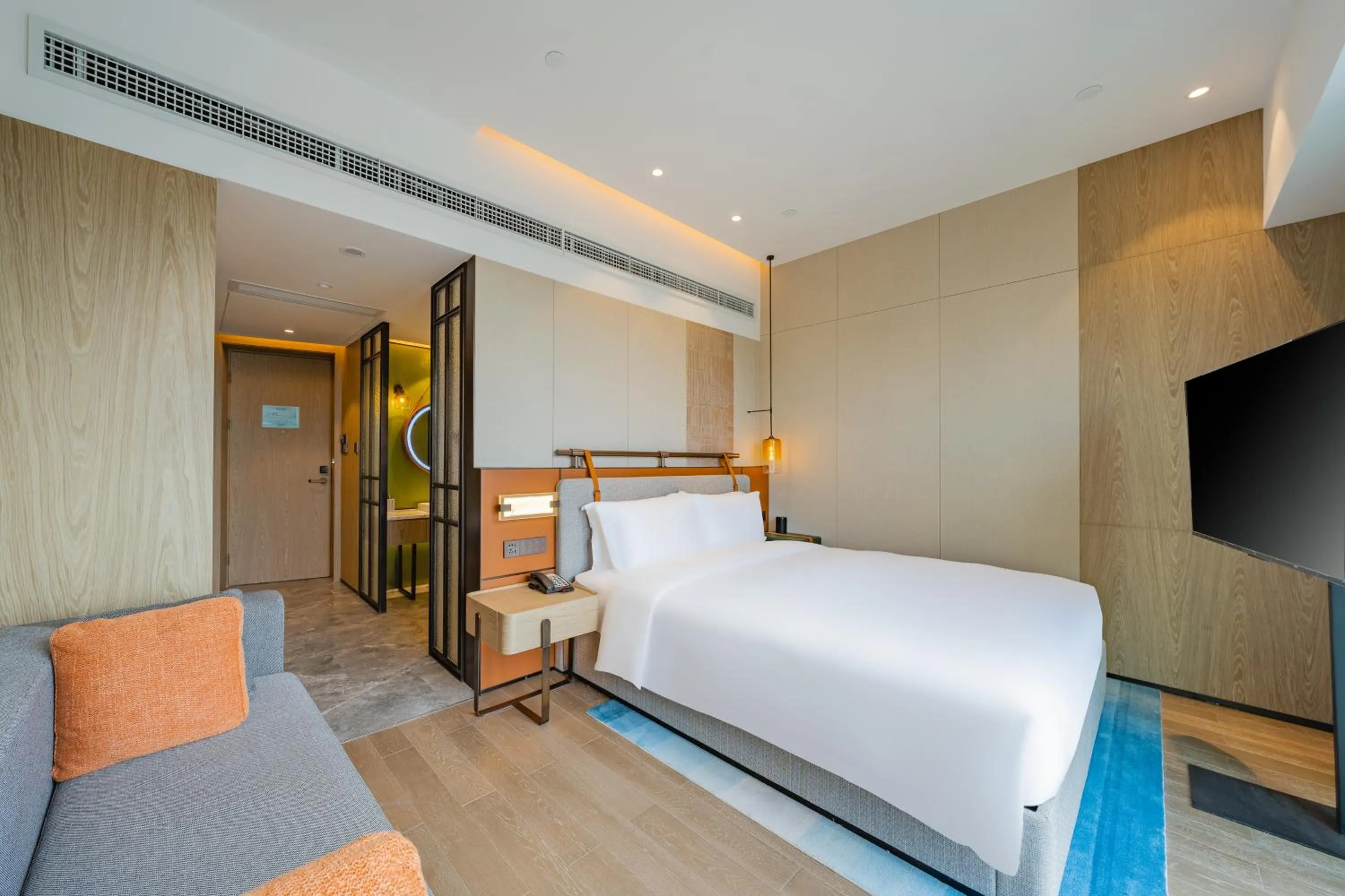Communal lounge/ TV room, Bed in Holiday Inn Zhuhai City Center by IHG