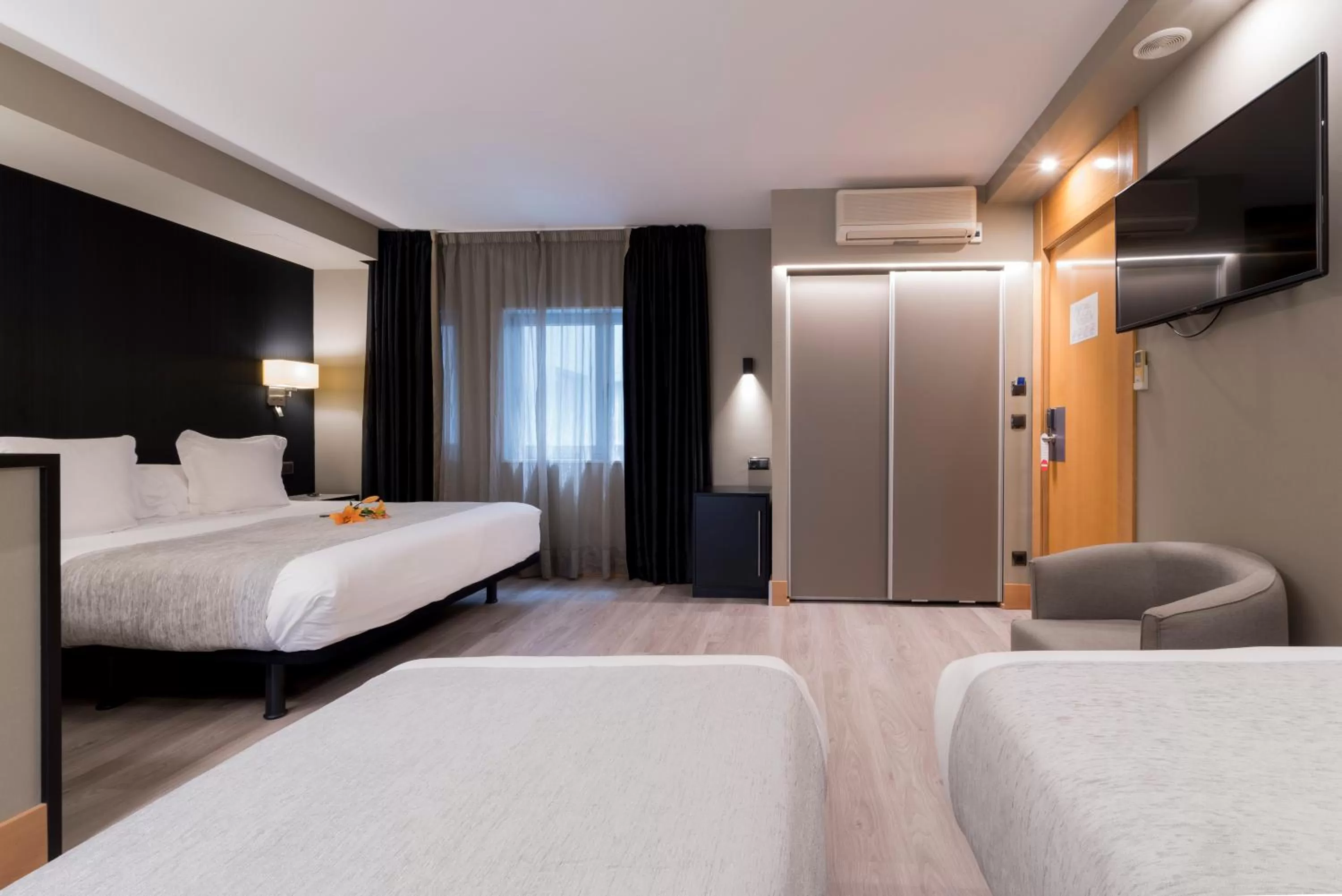 Bedroom, Bed in Hotel Plaza