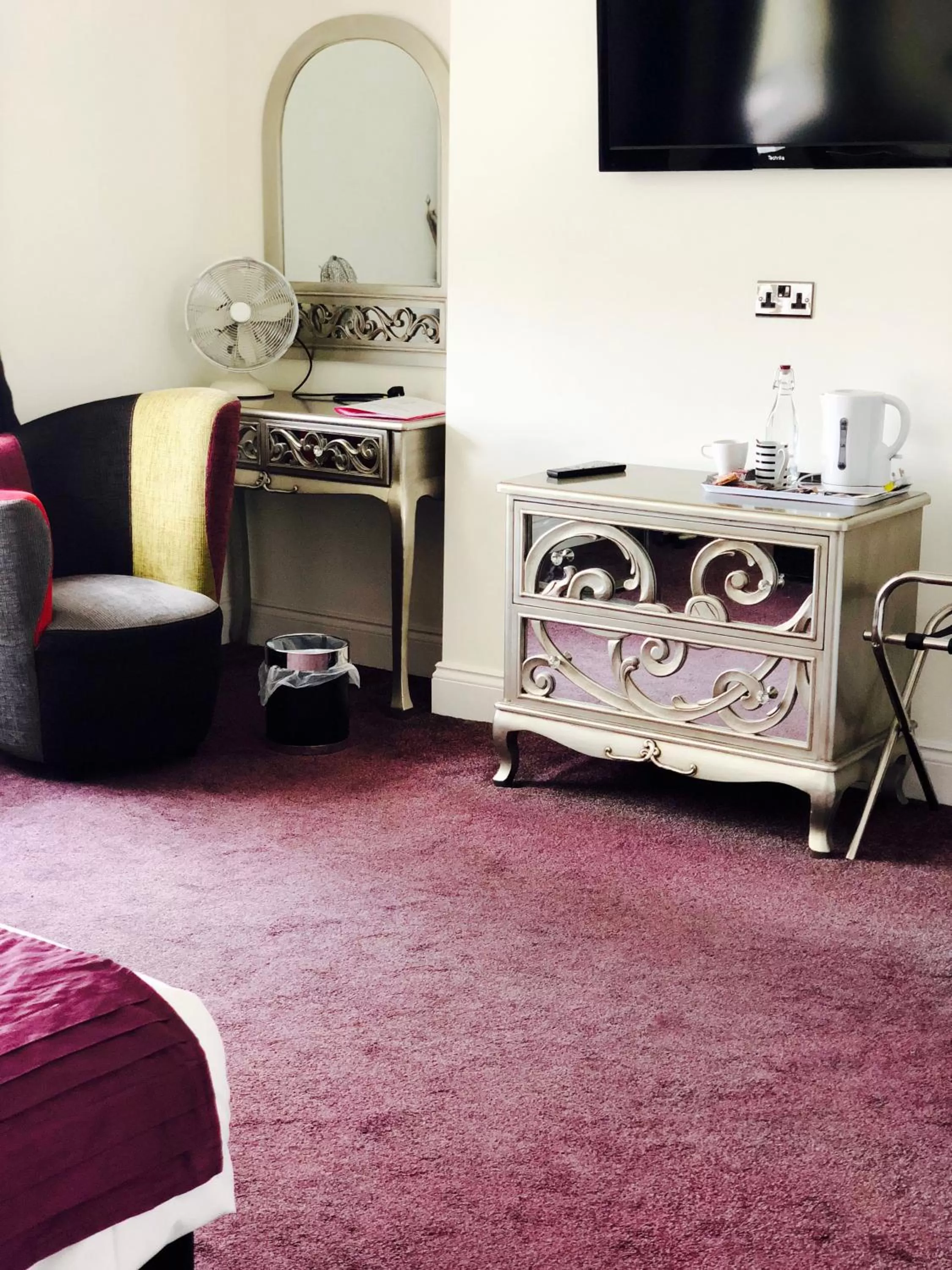 Seating area, Bed in The Ship Leopard Hotel - No Children