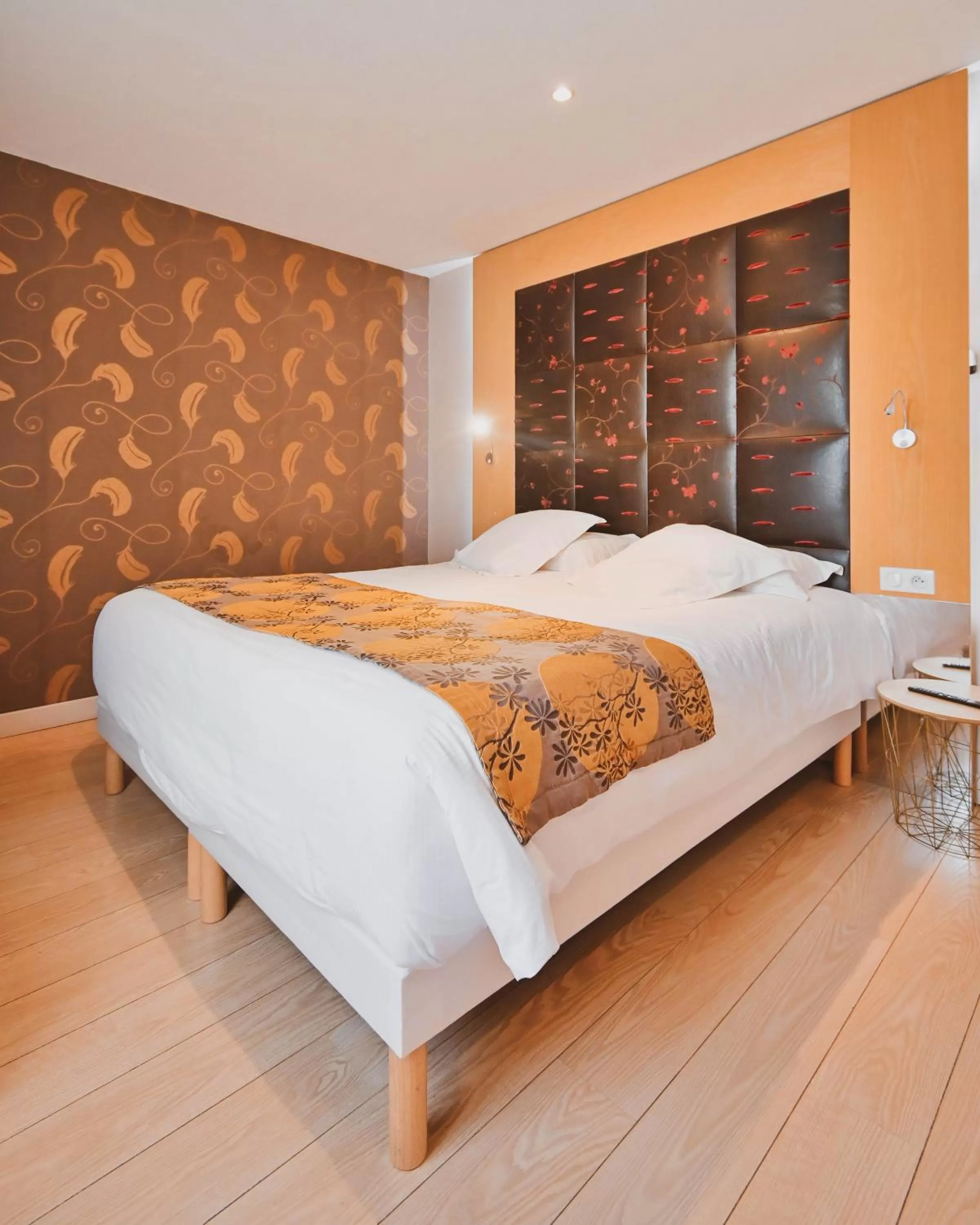 Bedroom, Bed in The Originals Boutique, Hôtel du Pont Roupt, Mende