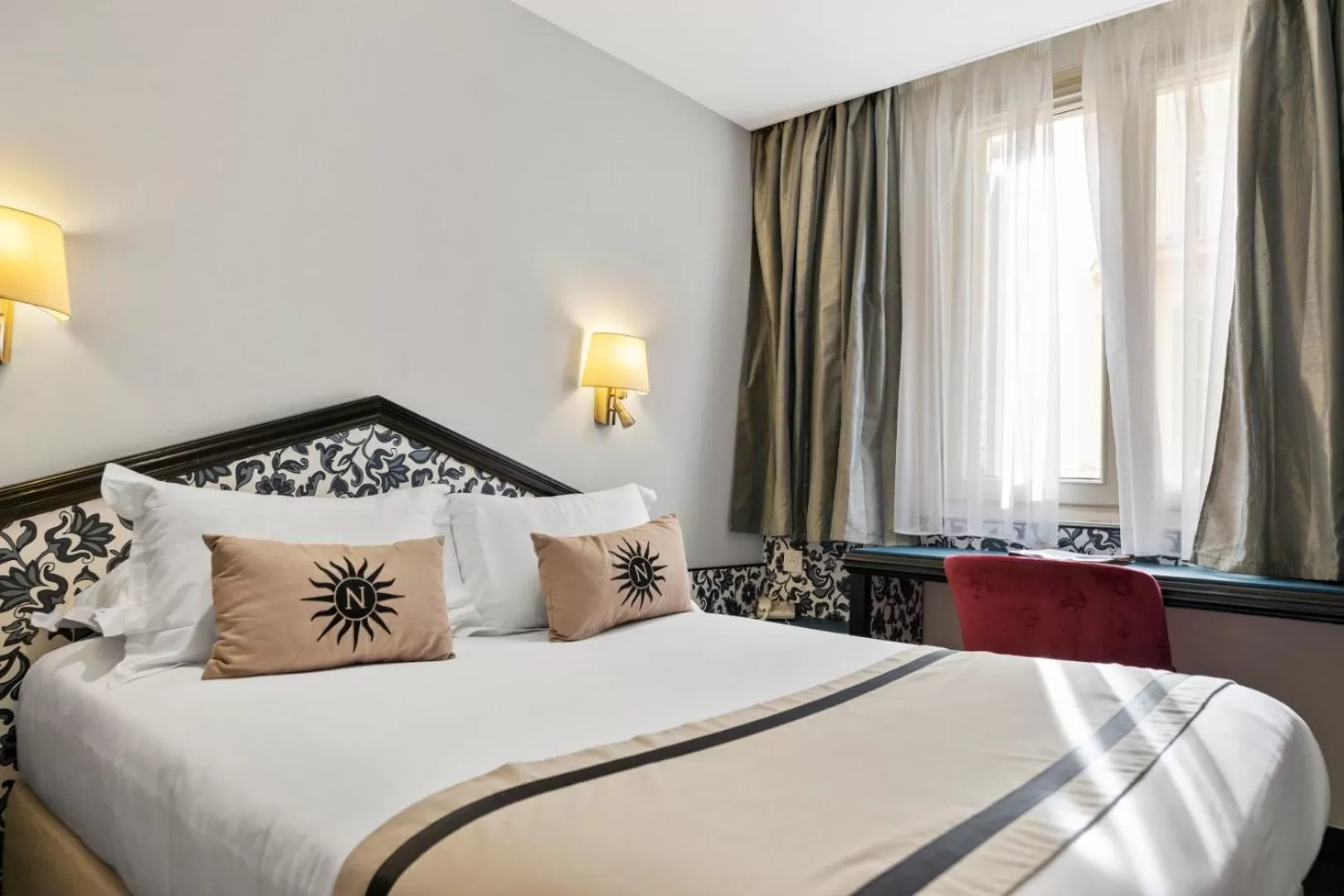 Photo of the whole room, Bed in Napoleon