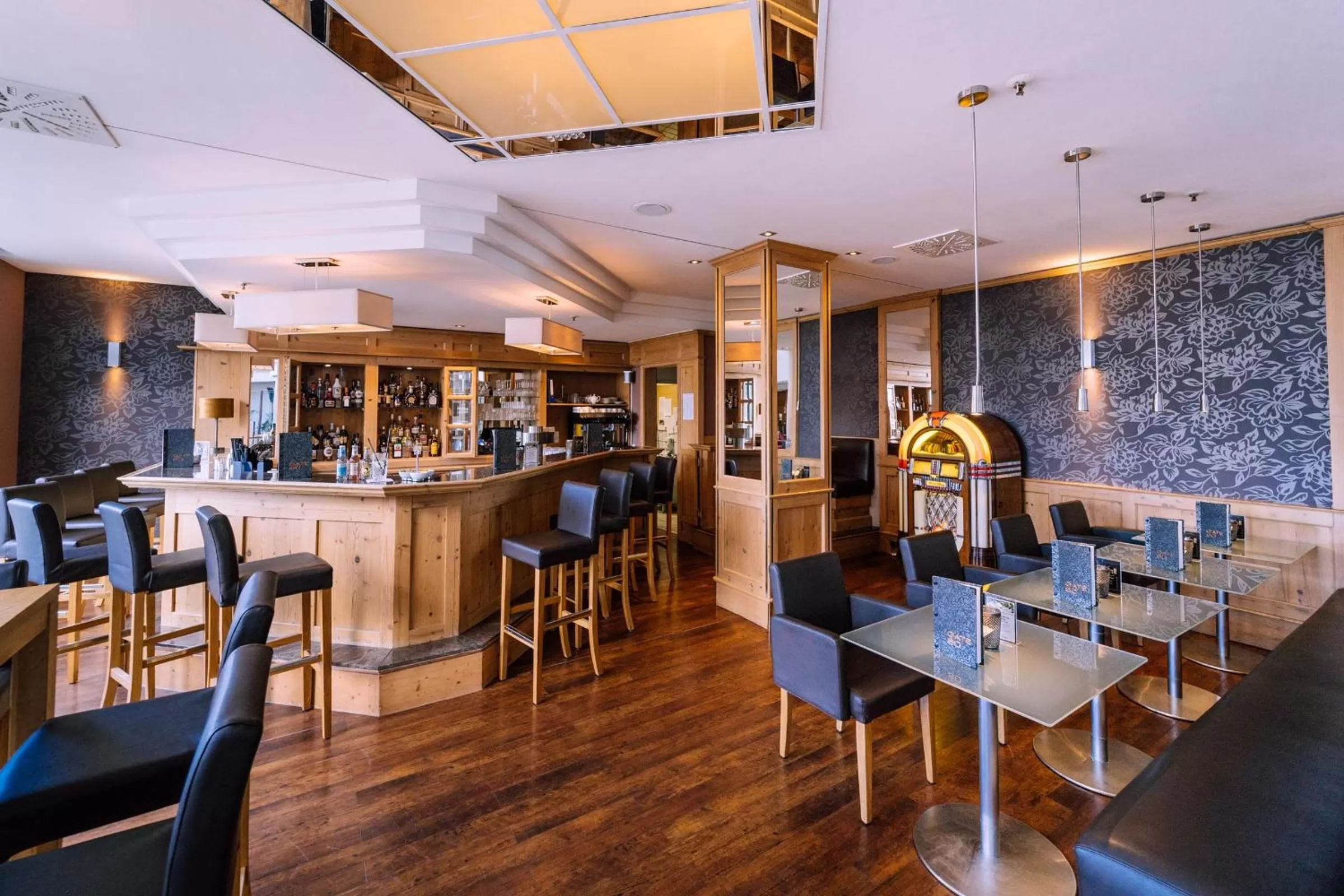 Lounge or bar in Atomis Hotel Munich Airport by Mercure