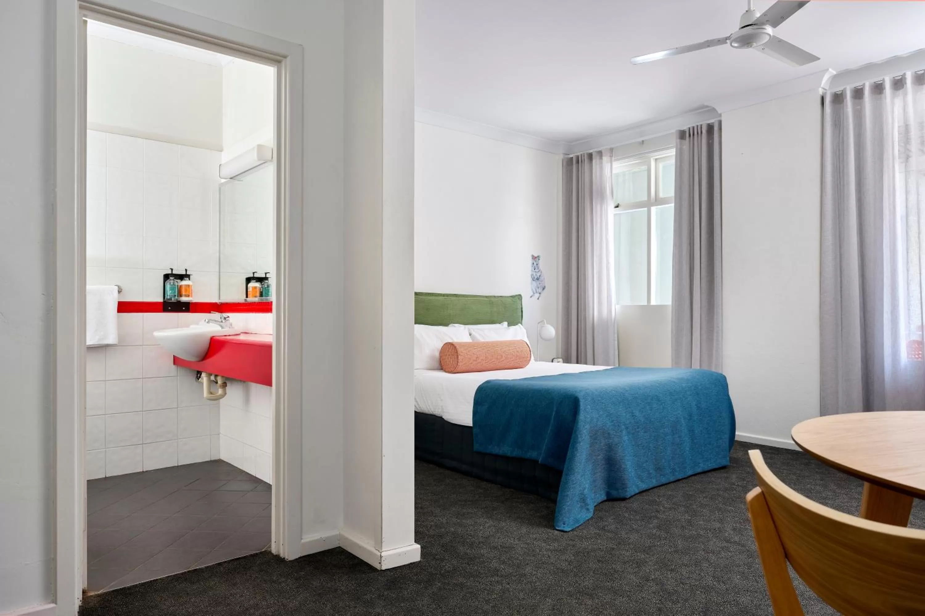 Bed in Baileys Parkside Motel by VetroBlu