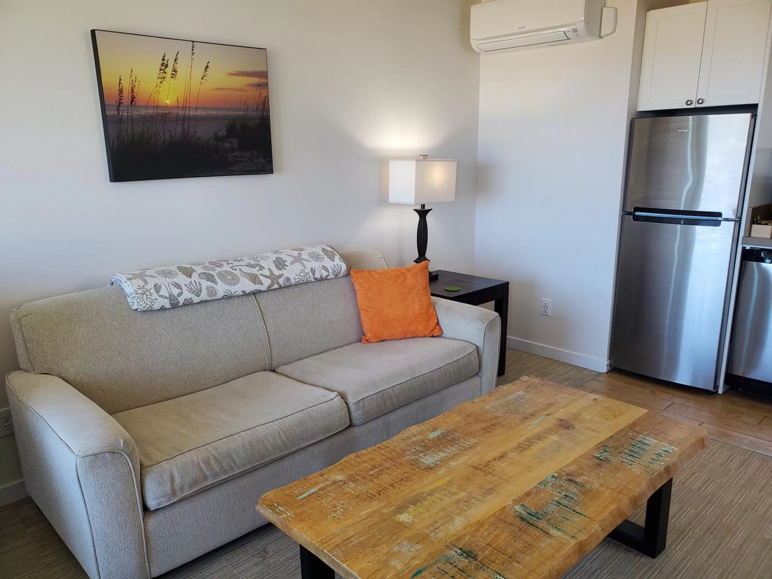 Kitchen or kitchenette, Seating Area in Moonstone Beach Motel