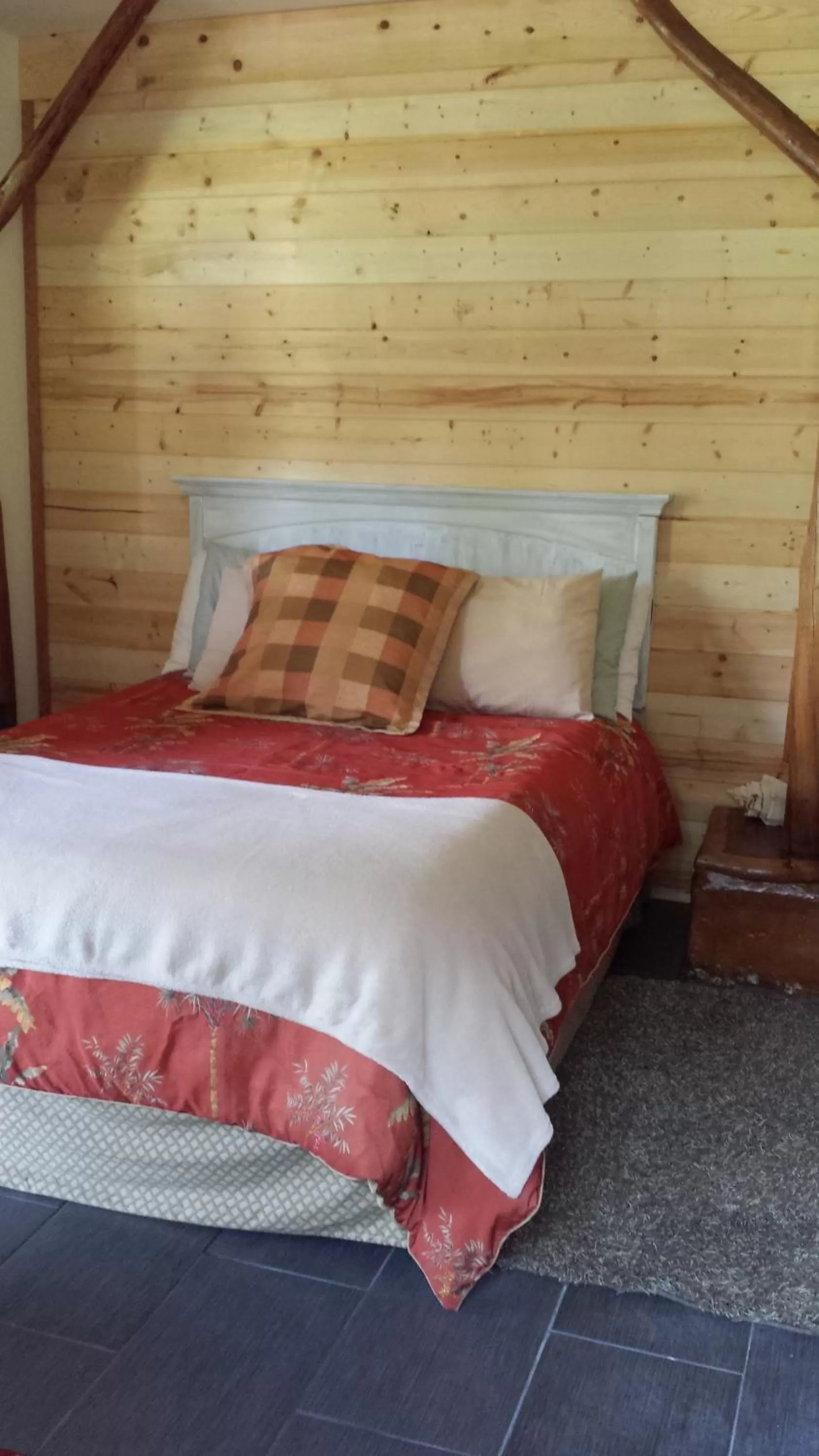 Bed in Aloha Crater Lodge