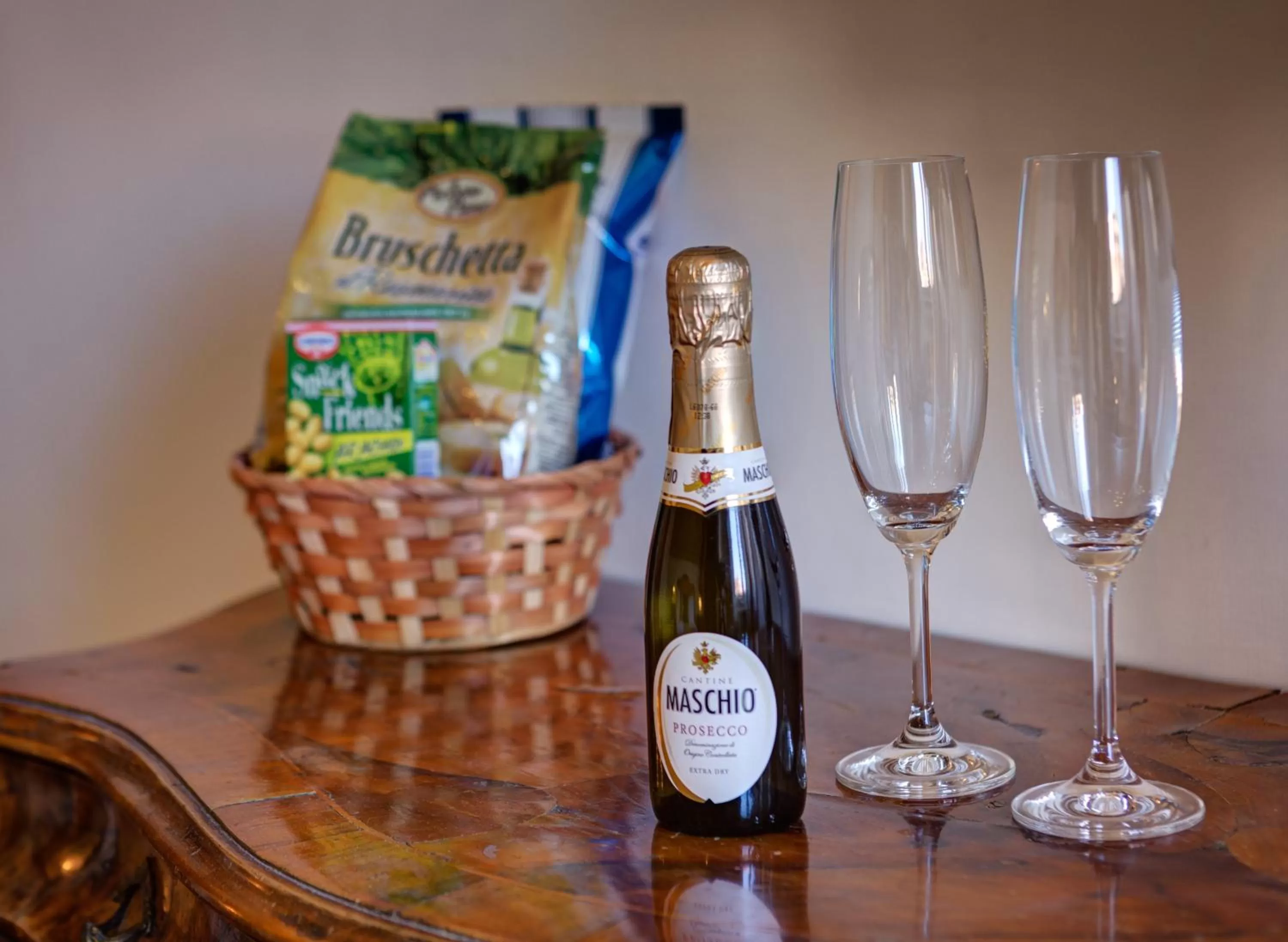 Coffee/tea facilities in Little Rhome Suites