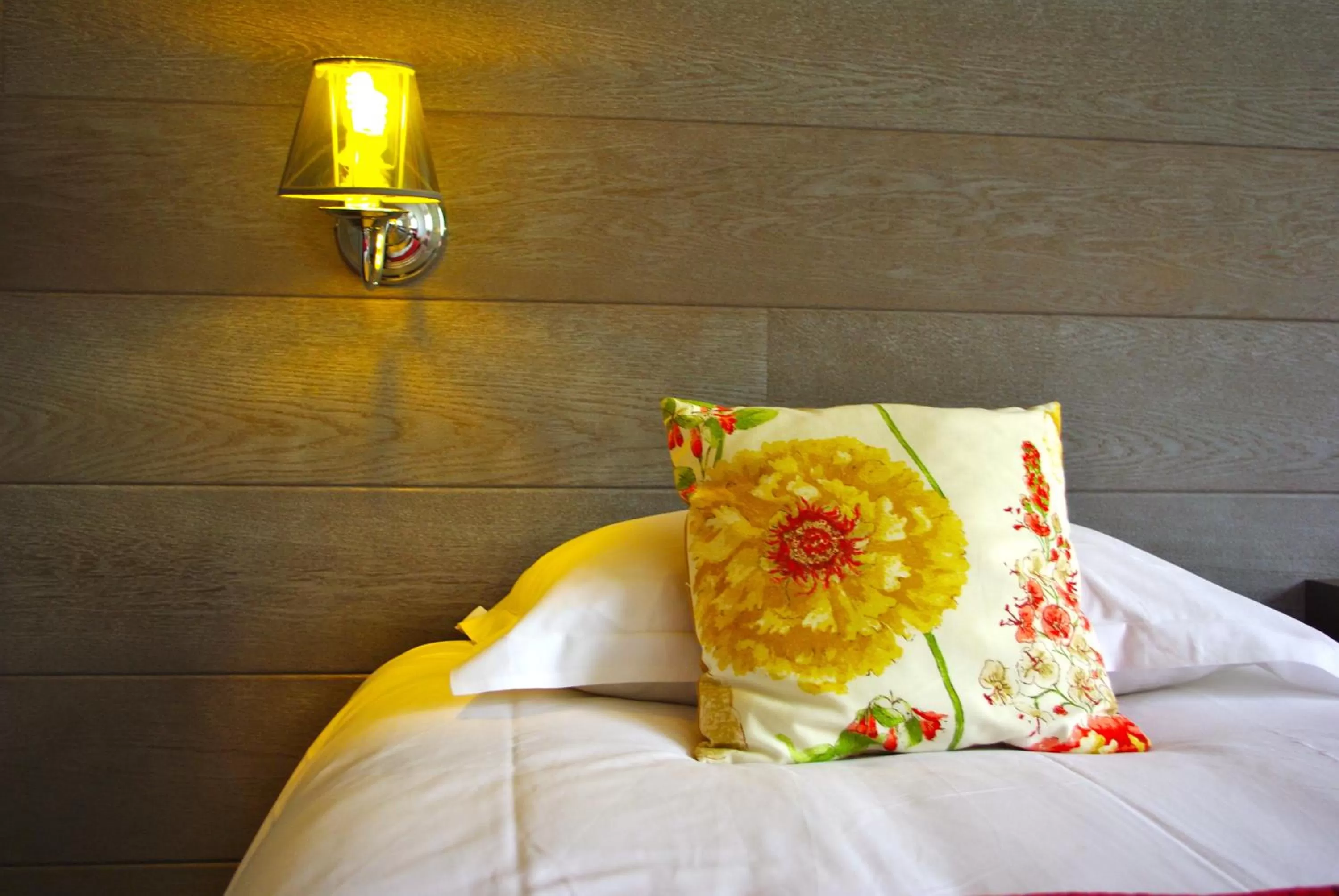 Decorative detail, Bed in Logis Hôtel Burnichon