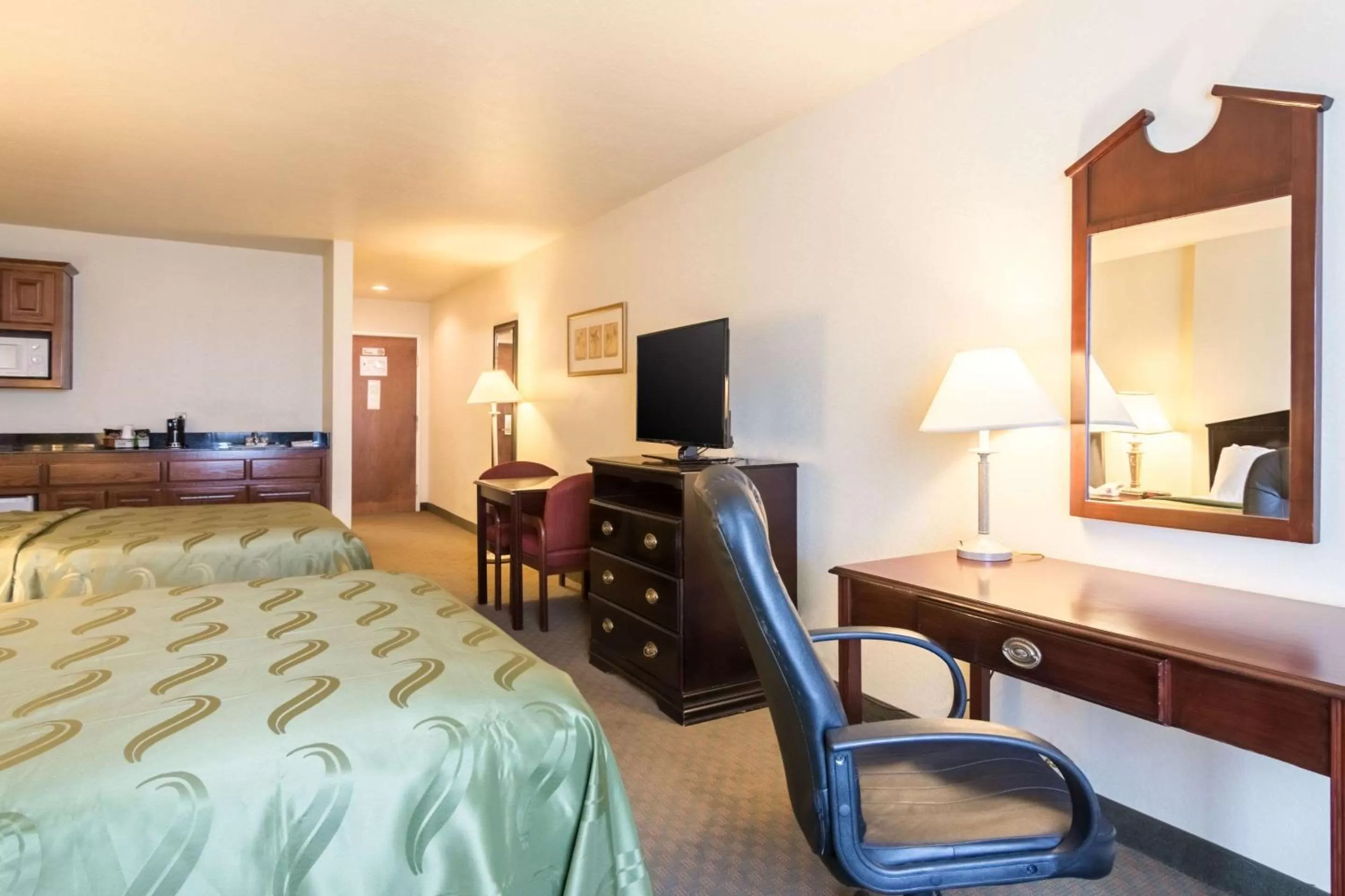 Bedroom, Bed in Quality Inn & Suites of Alma - Northeast from Fort Smith
