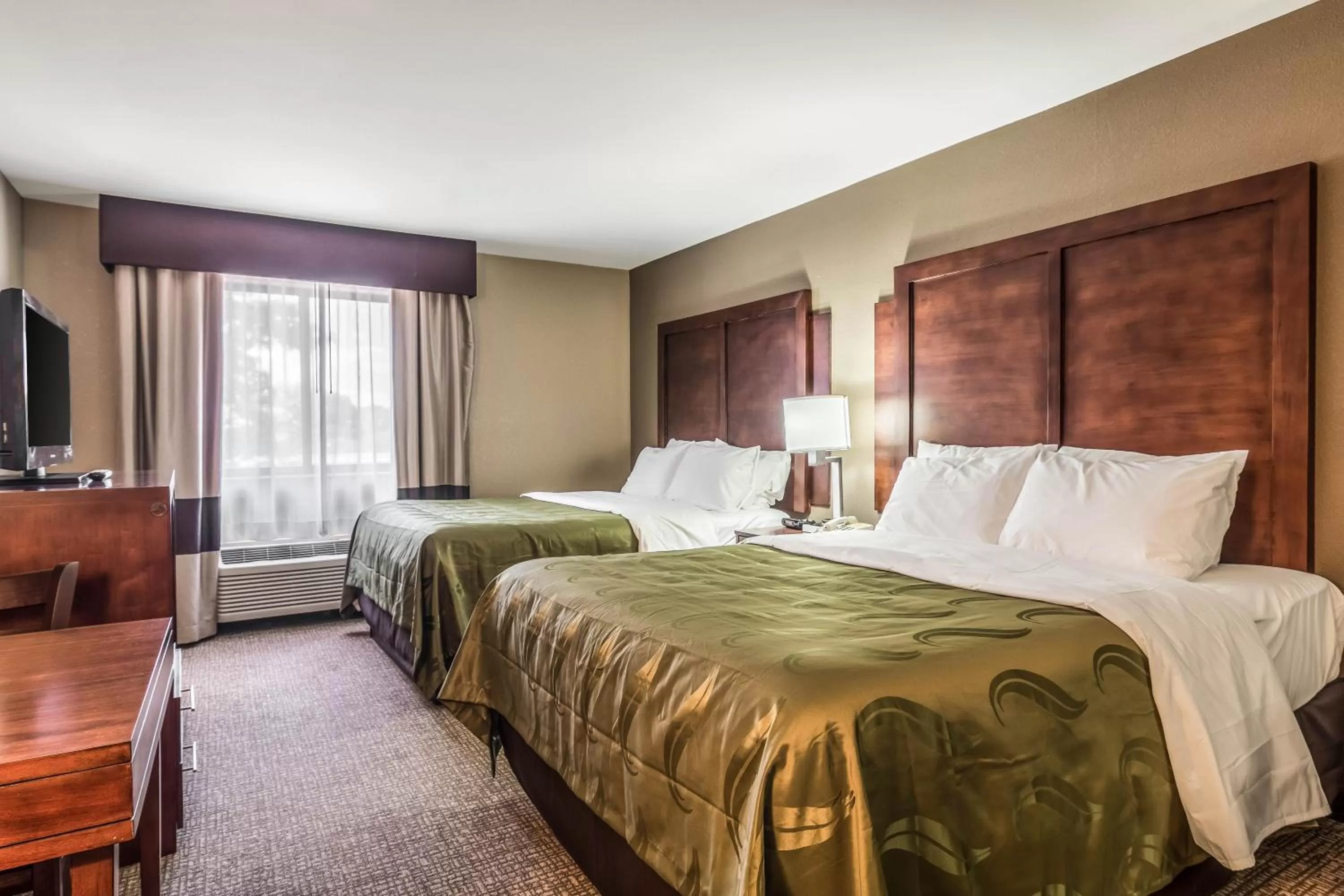 Bed in Quality Inn & Suites Salem near I-57