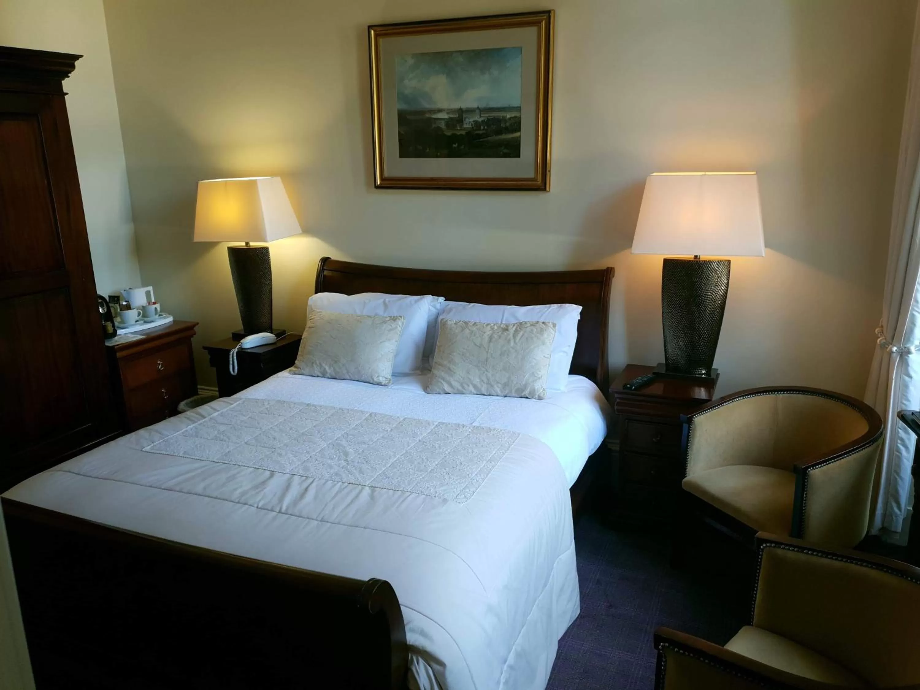 Bed in Mansfield House Hotel