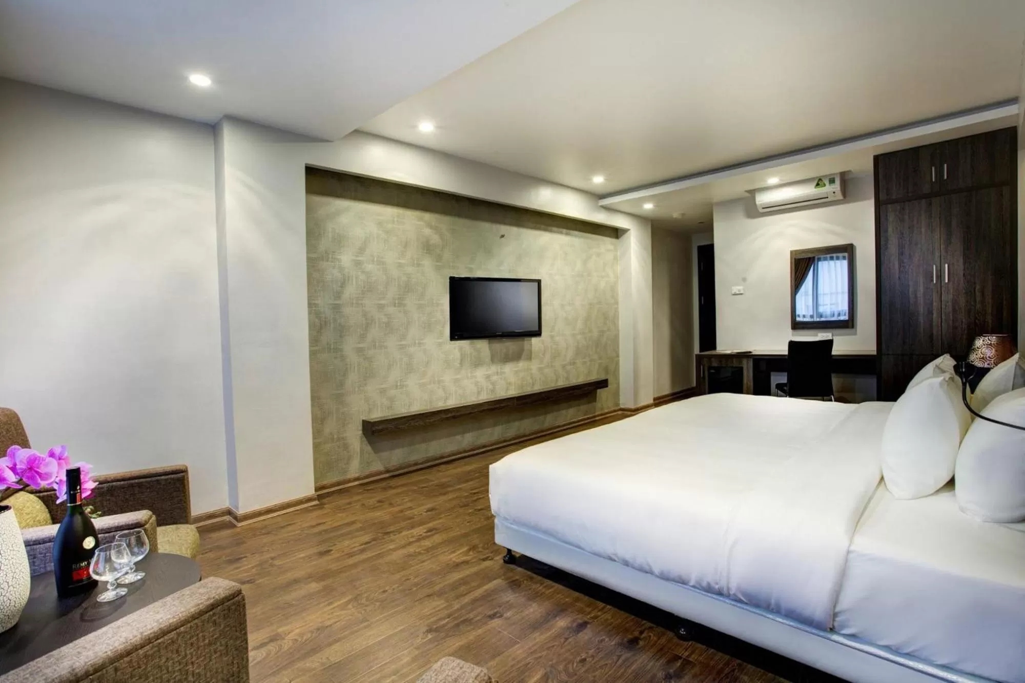 Communal lounge/ TV room, Bed in My Linh Hotel