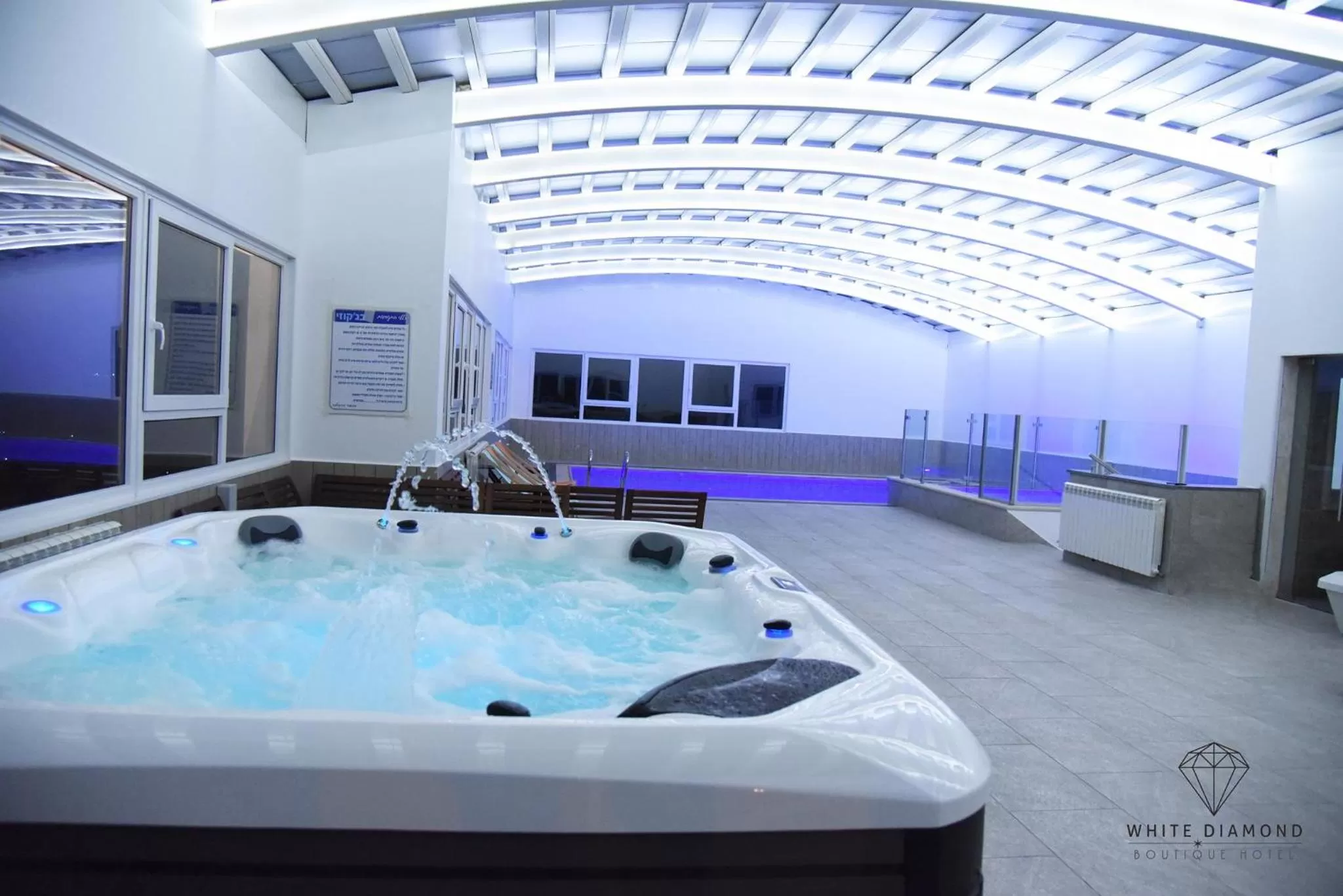 Swimming pool in White Diamond