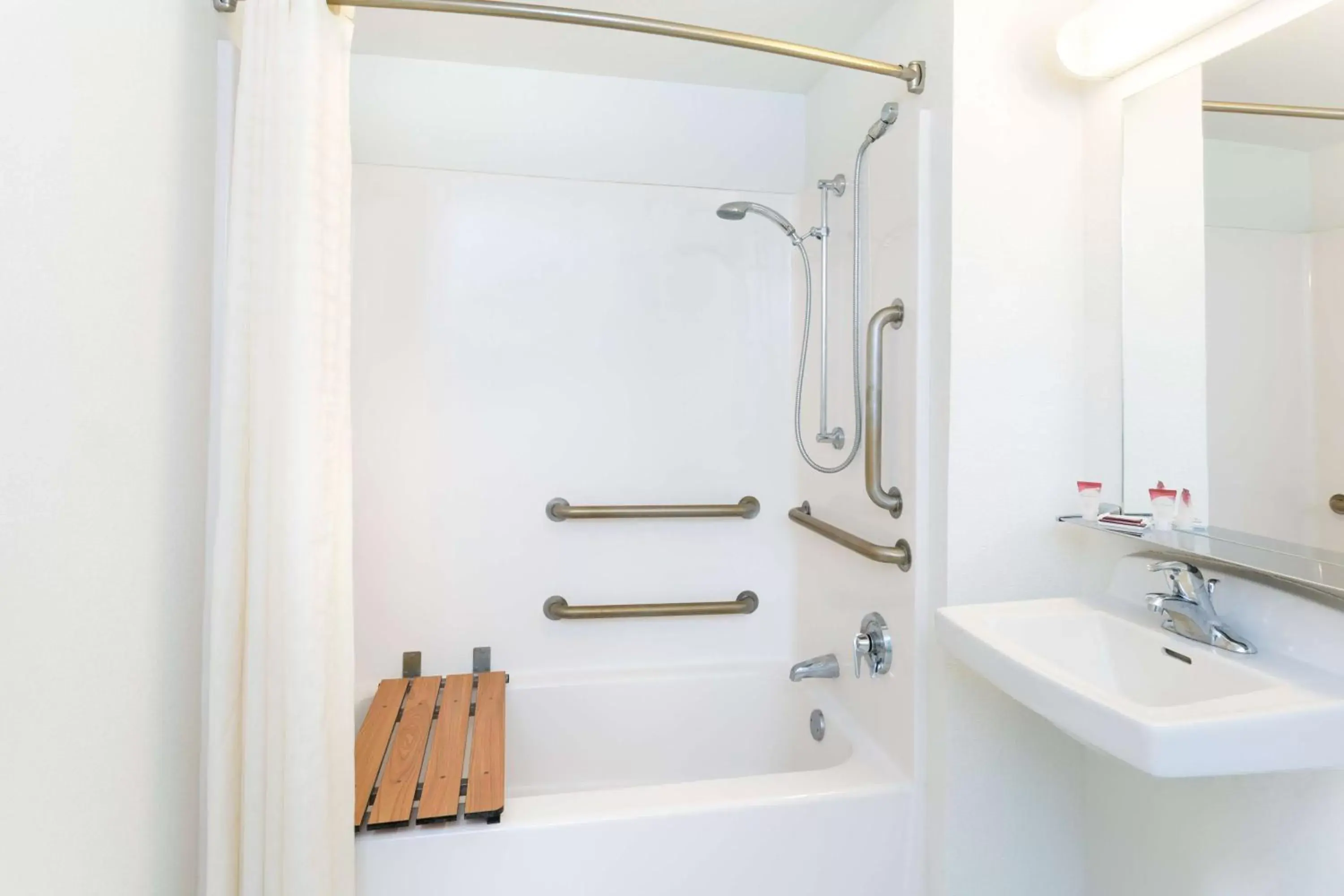 King Room - Disability Access - Non-Smoking in Knights Inn Punta Gorda King Room - Disability Access - Non-Smoking in Knights Inn Punta Gorda