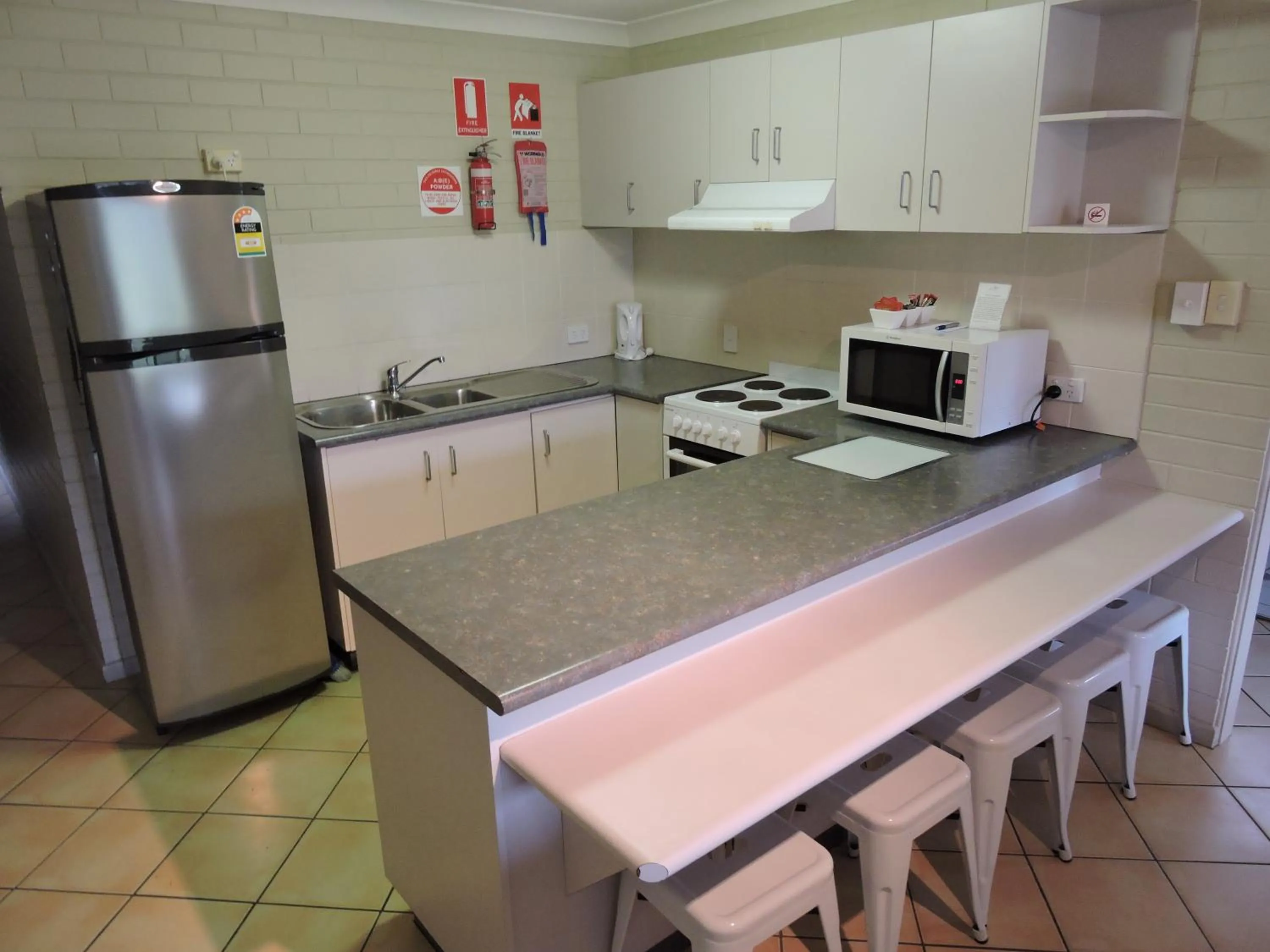 Kitchen or kitchenette in Main Beach Apartments