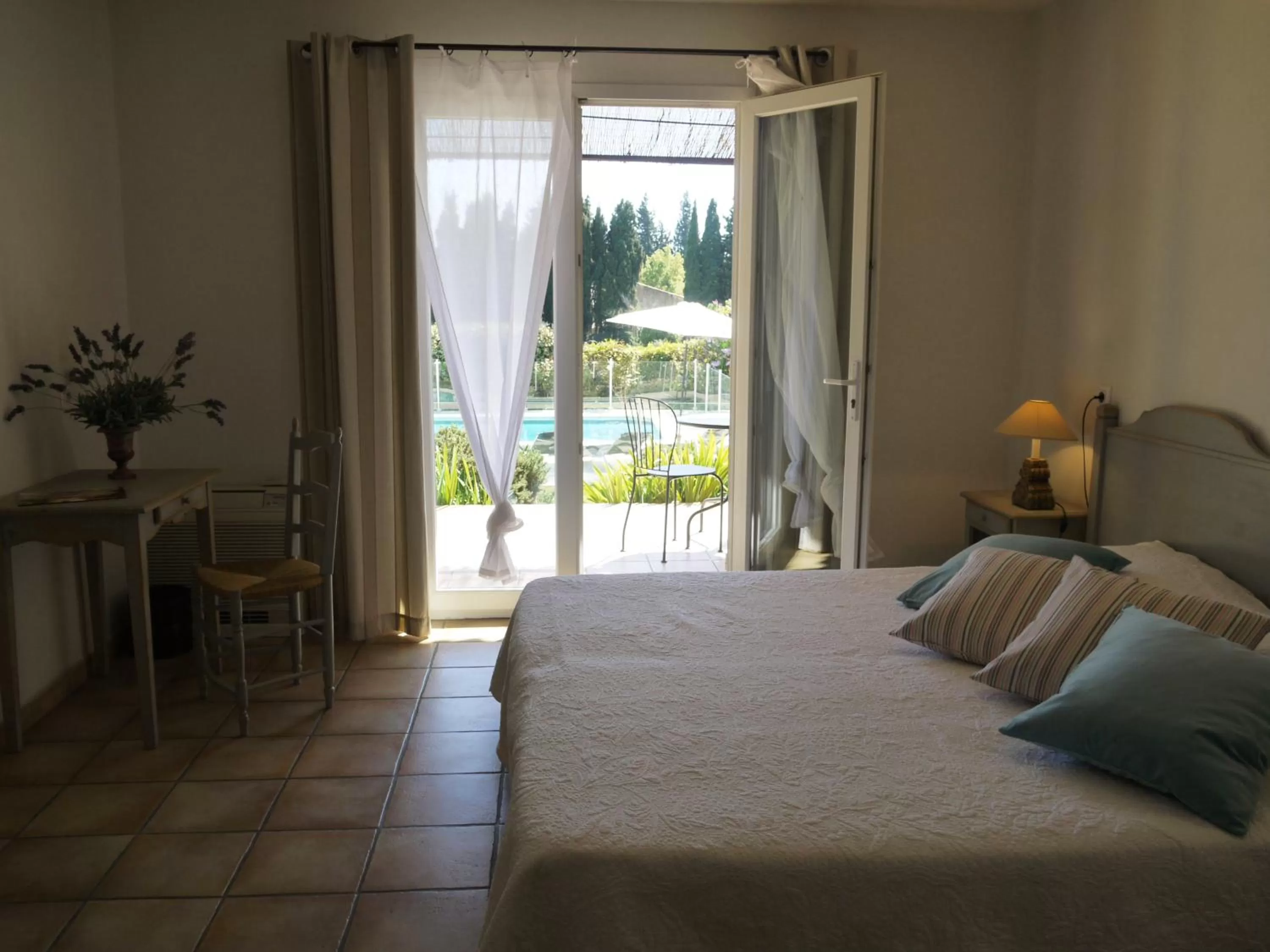 Day, Bed in Mas des Marguerites