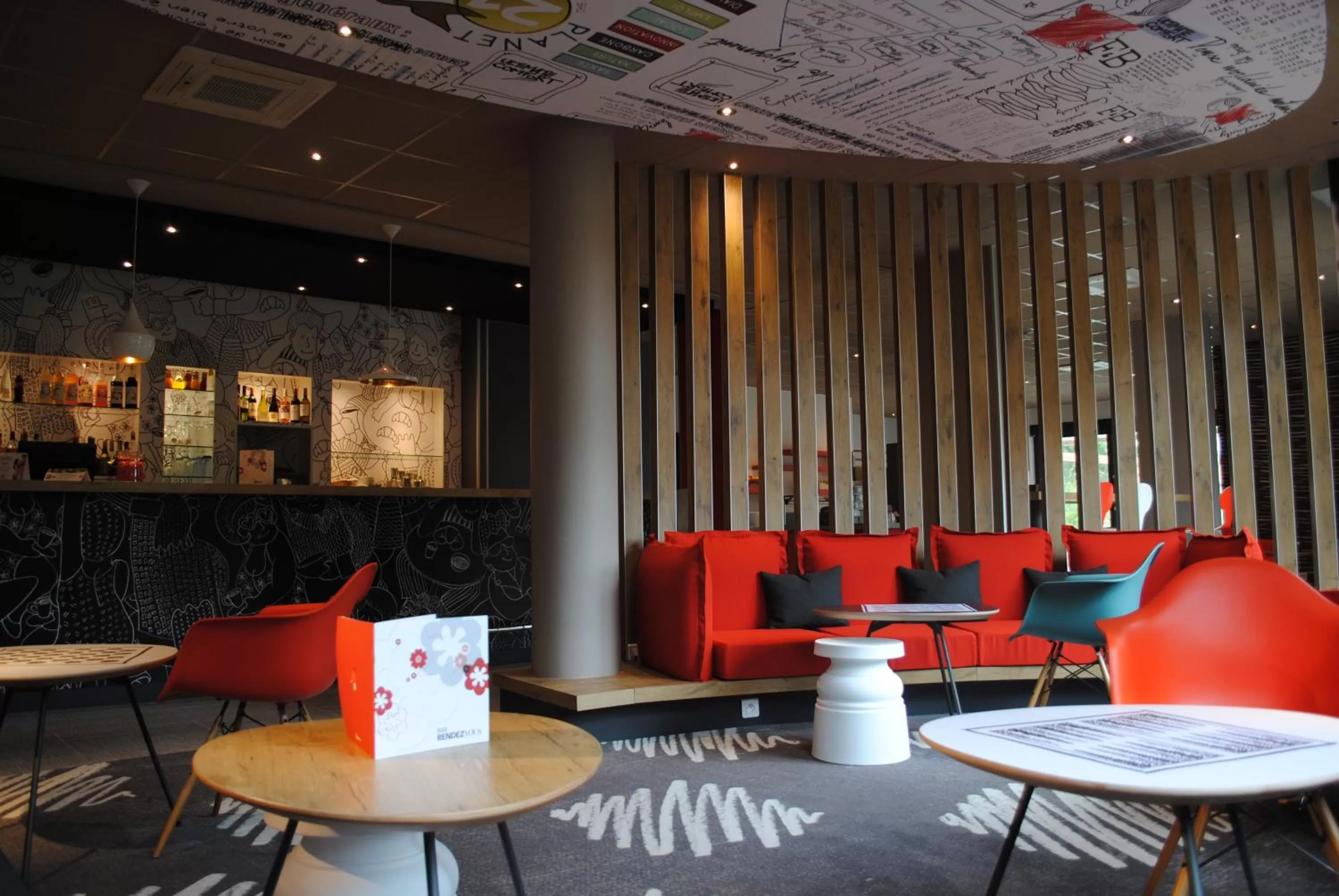 Lounge or bar in ibis Hyeres Centre