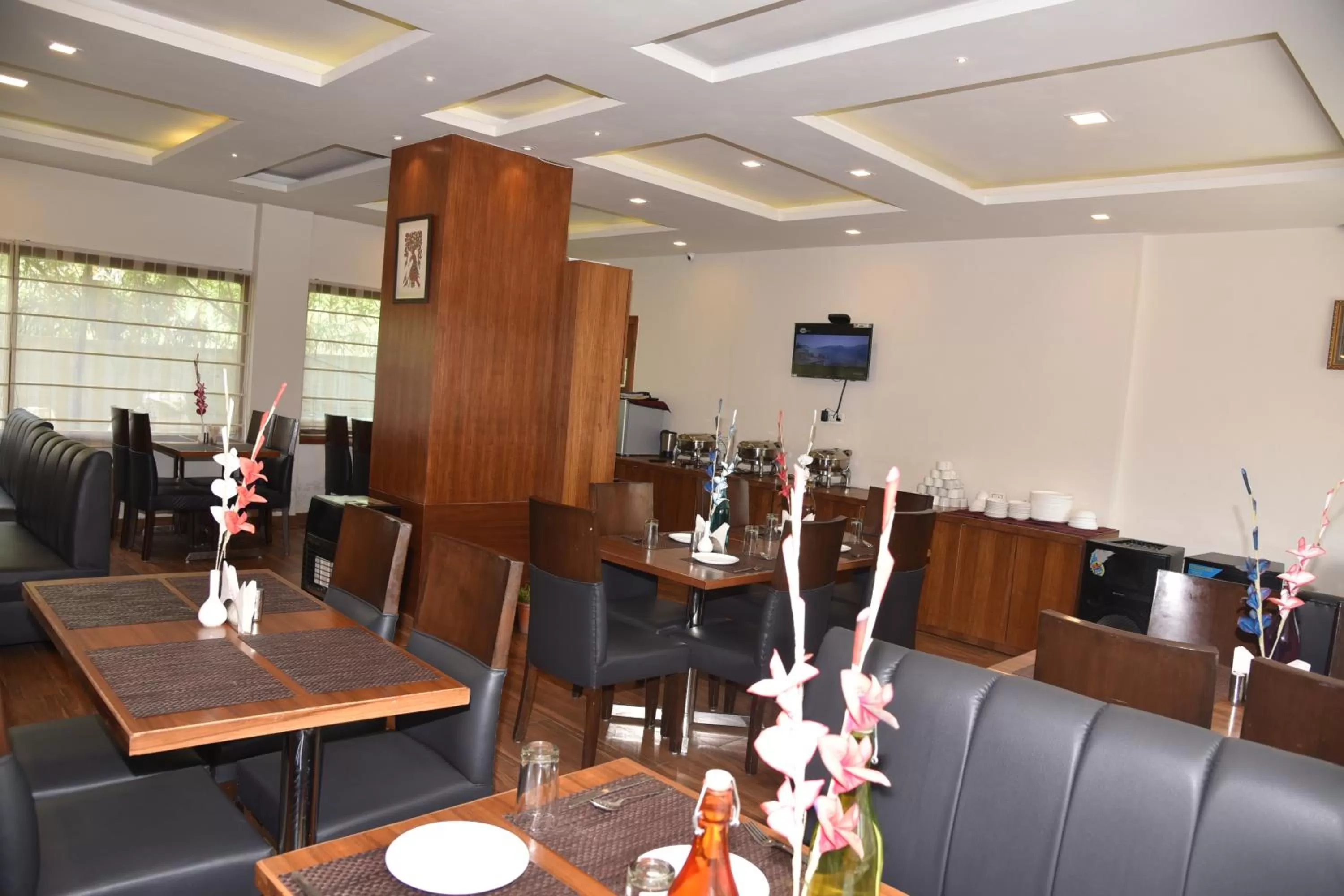 Restaurant/Places to Eat in Hotel Ambika Resort Manali