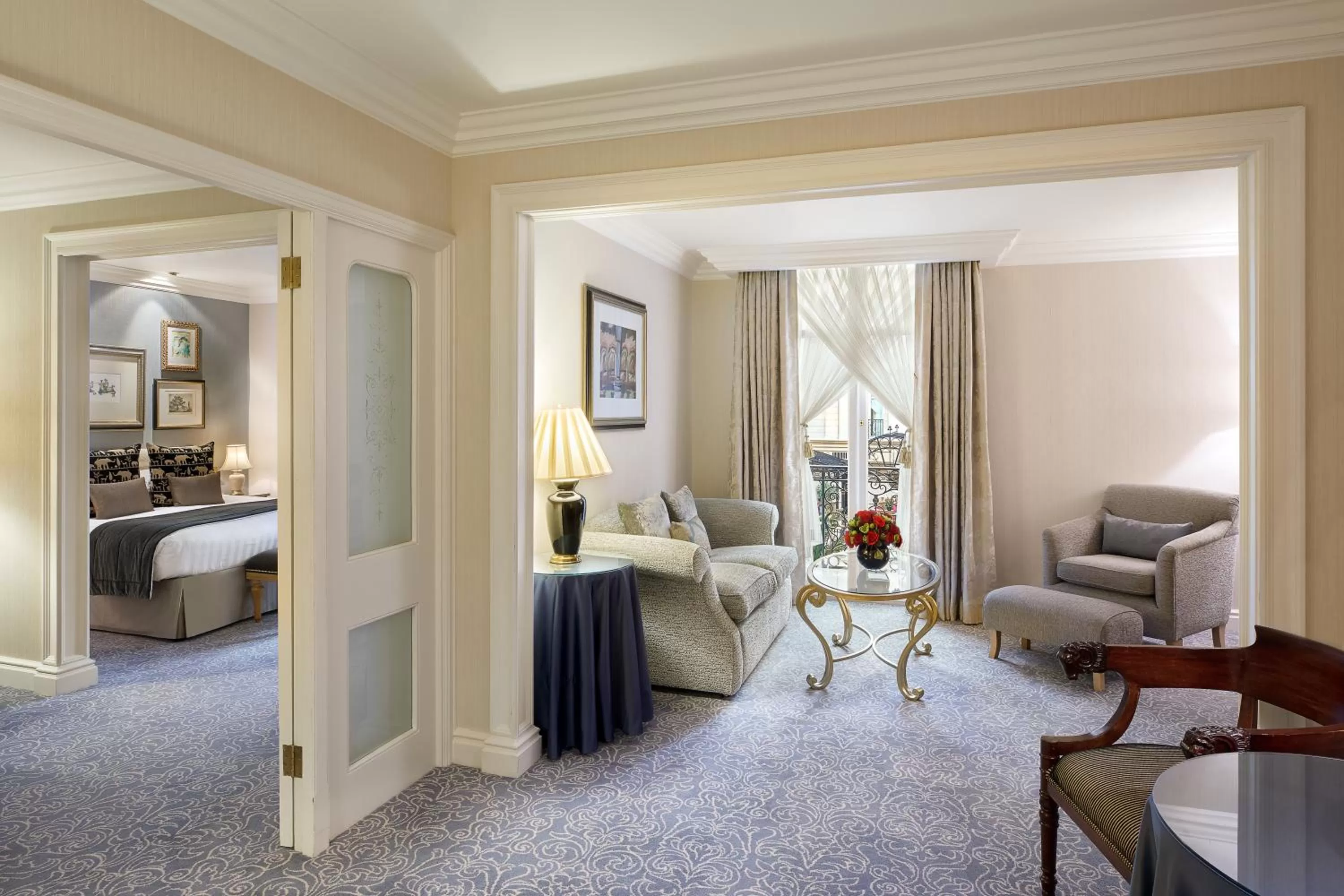 Seating area, Bed in The Landmark London