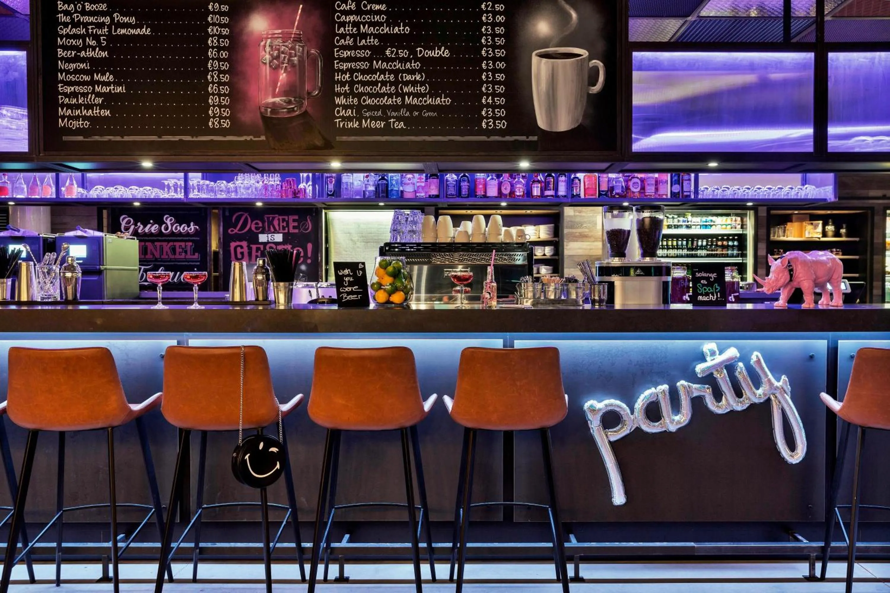 Lounge or bar in MOXY Frankfurt East
