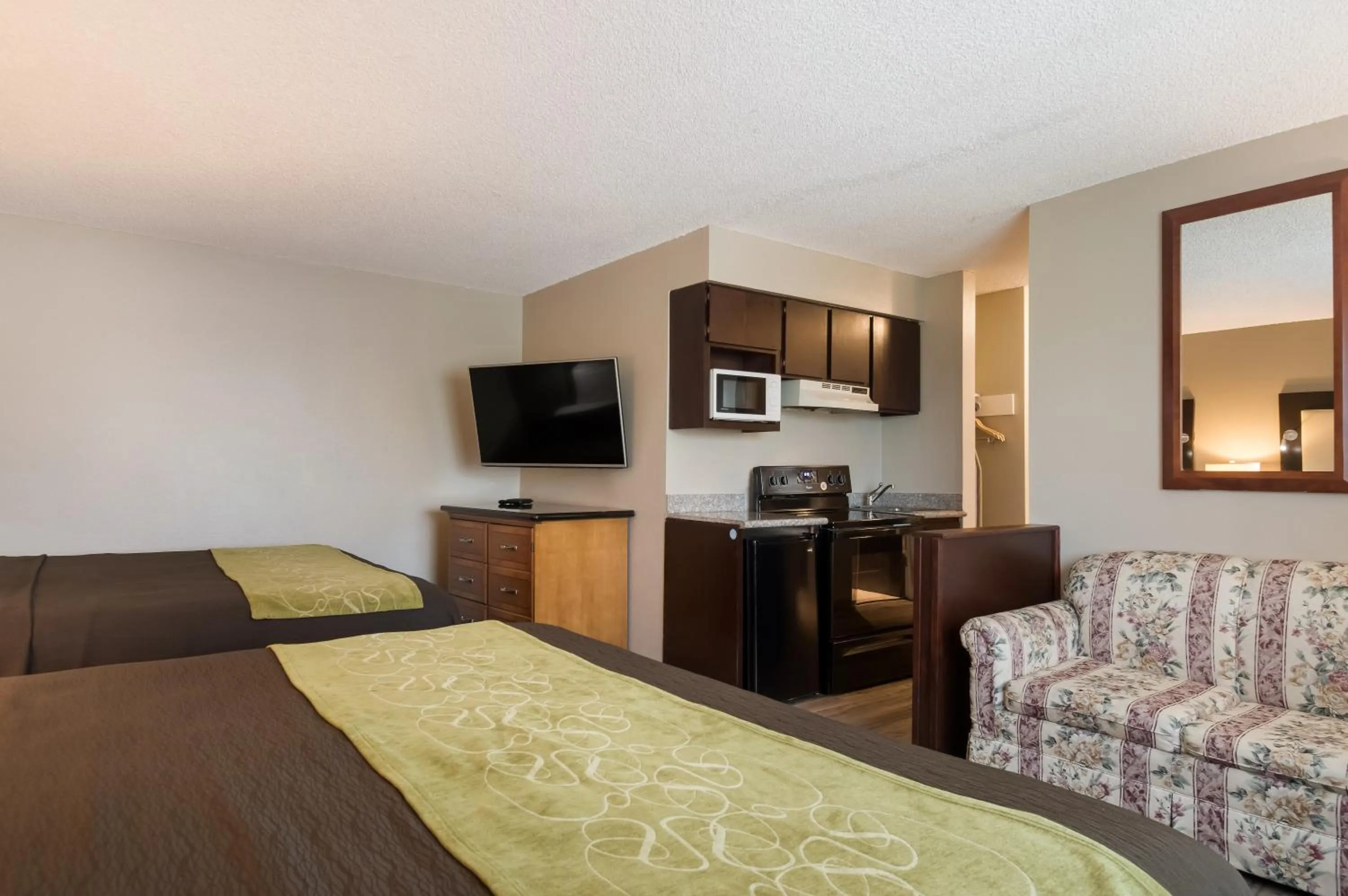 Bed in Rodeway Inn & Suites Portland West - Beaverton