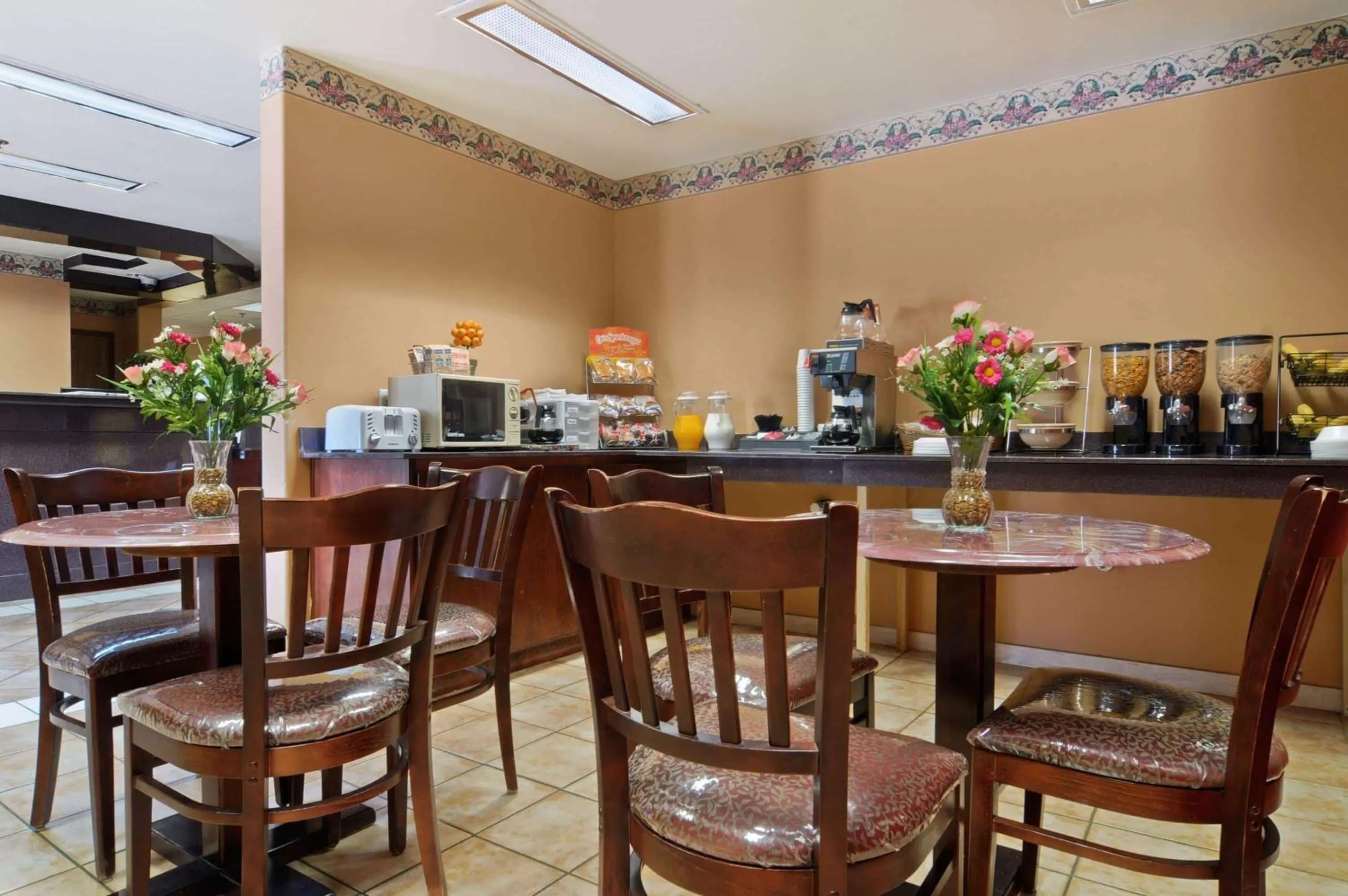 Restaurant/places to eat in Microtel Inn and Suites Clarksville