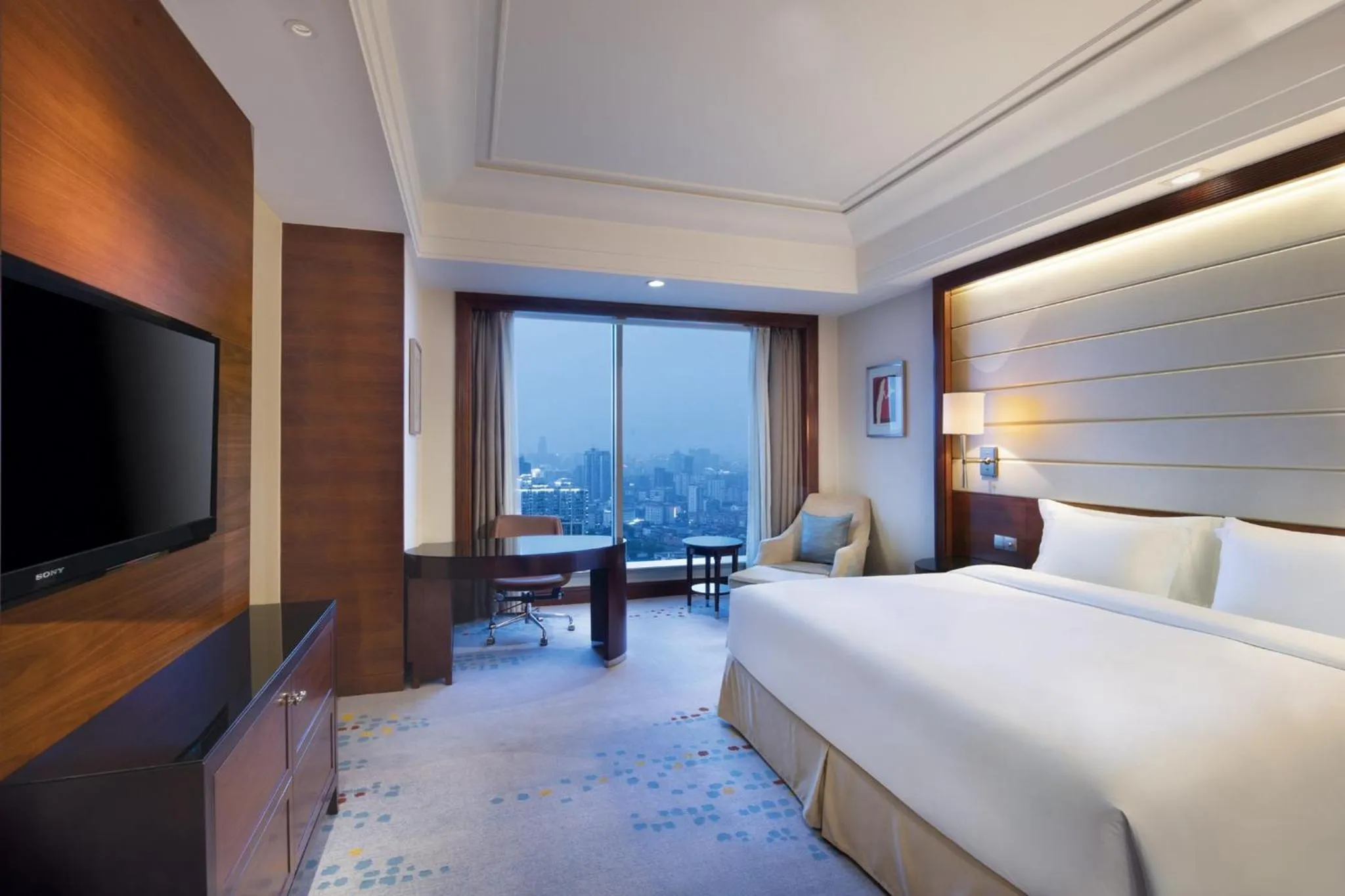 Photo of the whole room, Bed in Crowne Plaza Nanchang Riverside, an IHG Hotel