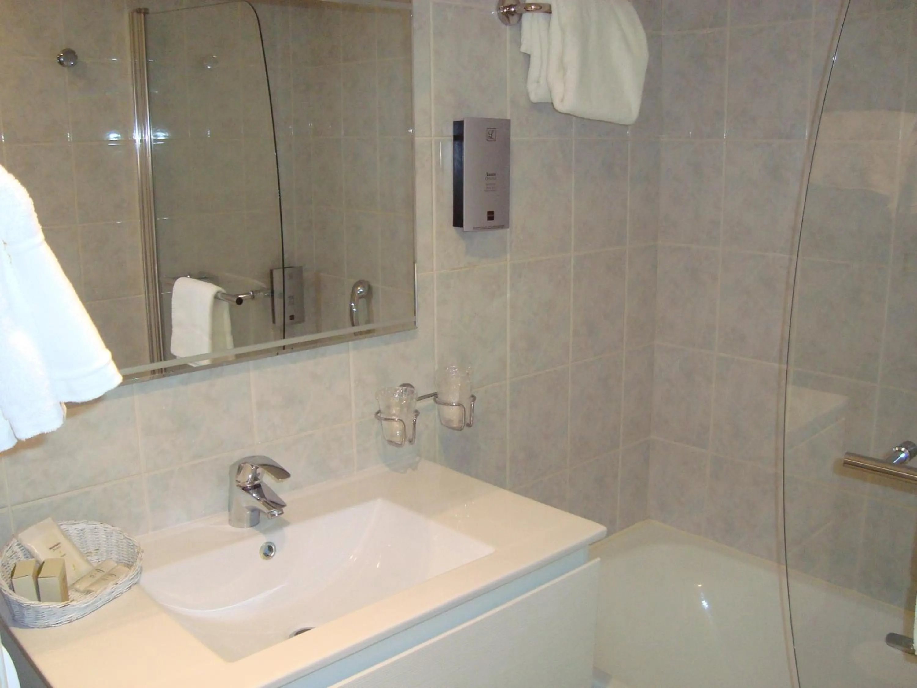 Bathroom in Hôtel de La Croix d'Or