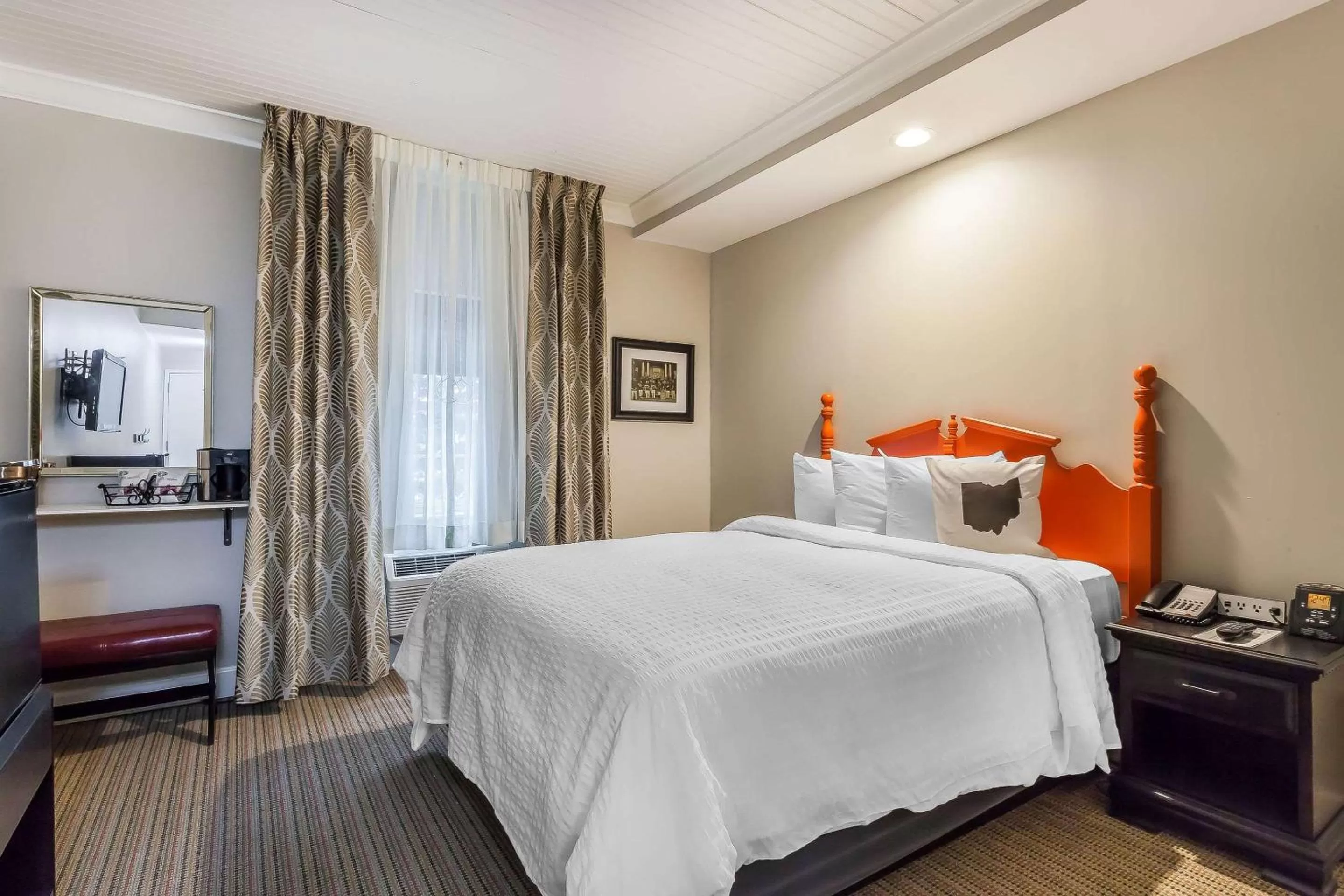 Photo of the whole room, Bed in The Aurora Inn Hotel and Event Center